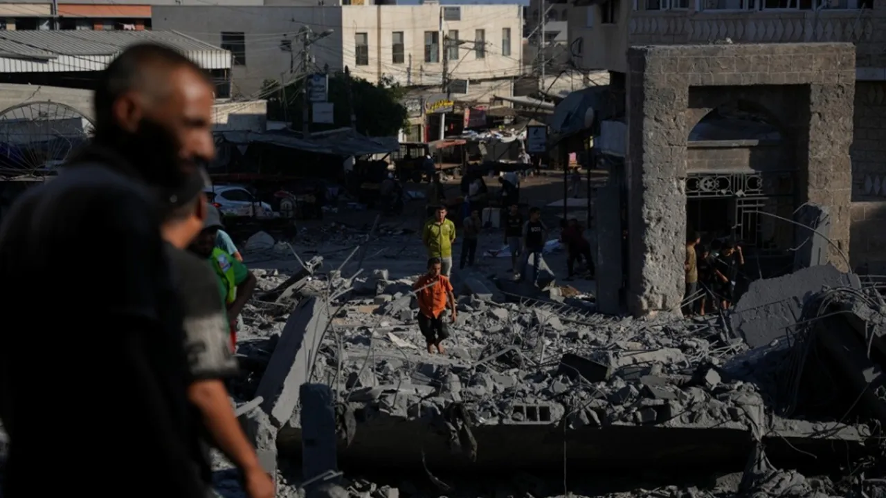RAMALLAH, 21 Sept (Bernama-WAFA) -- Suruhanjaya Pilihan Raya Pusat Palestin (CEC) pada Isnin memaklumkan kira-kira tiga juta rakyat Palestin di Tebing Barat, termasuk Baitulmuqaddis dan Semenanjung Gaza, layak mengundi pada pilihan raya legislatif yang dijadualkan pada 28 Nov ini, lapor Agensi Berita dan Maklumat Palestin (WAFA).