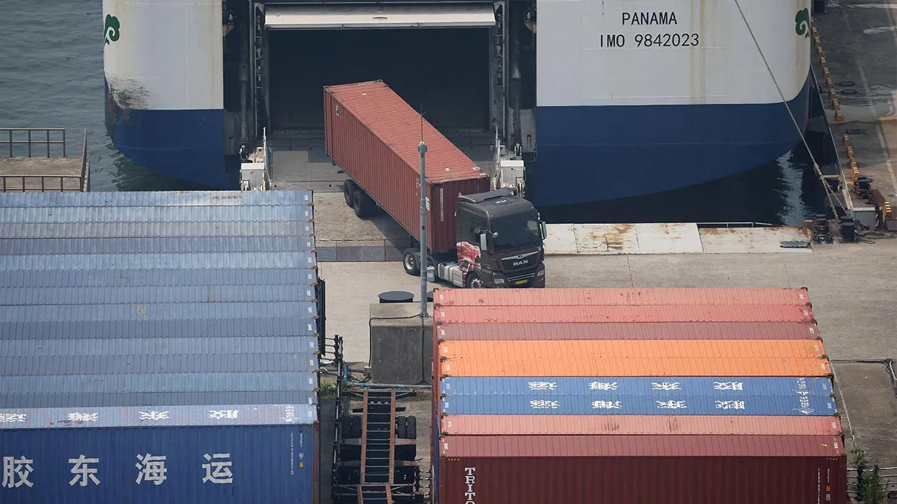 FILE PHOTO: A truck unloads a shipping container at Pyeongtaek port in Pyeongtaek, South Korea, July 8, 2025. REUTERS/Kim Hong-Ji/File Photo