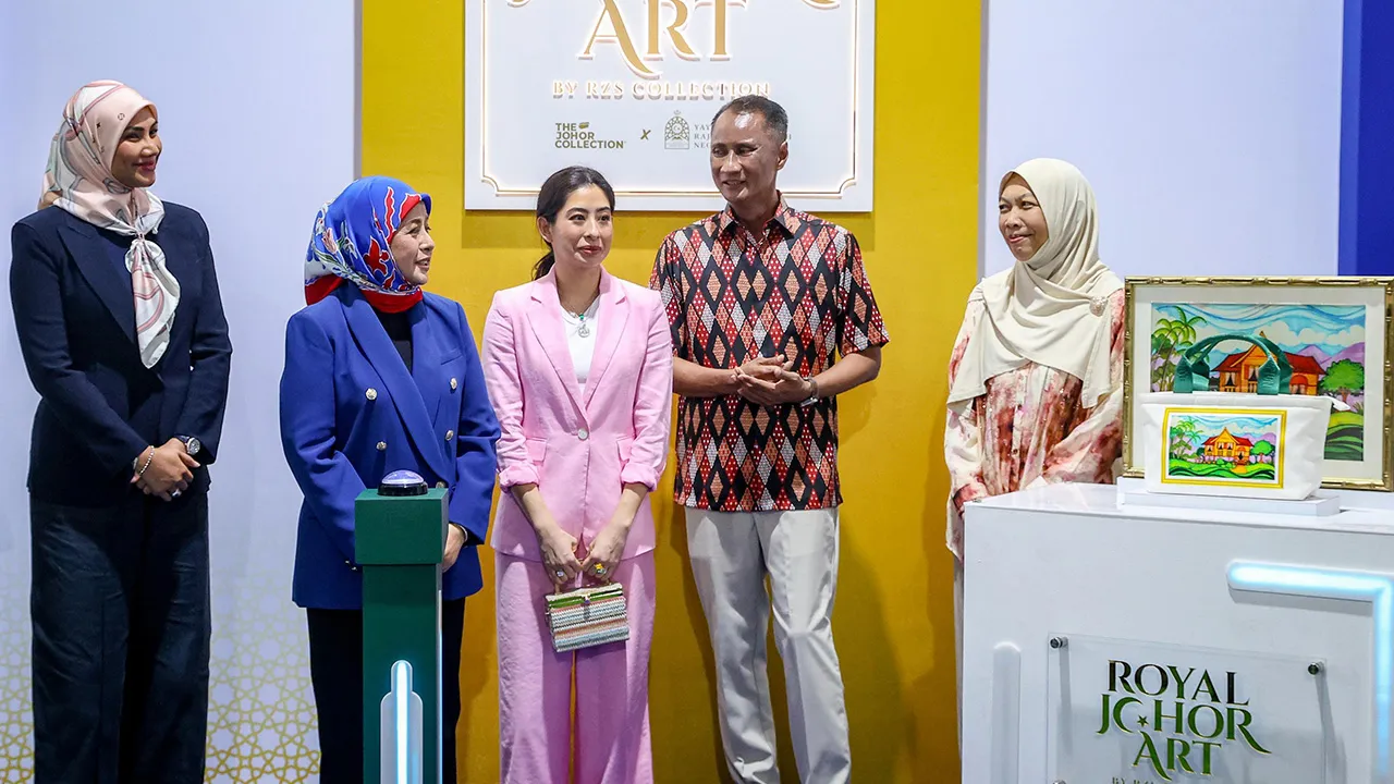 JOHOR BAHRU, 20 Sept - Raja Permaisuri Agong Raja Zarith Sofiah (dua, kiri) berkenan melihat koleksi Royal Johor Art By RZS Collection " Beg Rumah Kampung selepas merasmikan beg tersebut di Dataran Bandaraya Johor Bahru hari ini. Turut berangkat Tunku Tun Aminah Maimunah Iskandariah Sultan Ibrahim (tengah) dan Che' Puan Mahkota Khaleeda Johor (kiri). Karya seni dihasilkan Seri Paduka Baginda bertemakan 'Balik Kampung' itu menonjolkan salah satu aspek utama perayaan Aidilfitri dan semua perayaan di Malaysia,