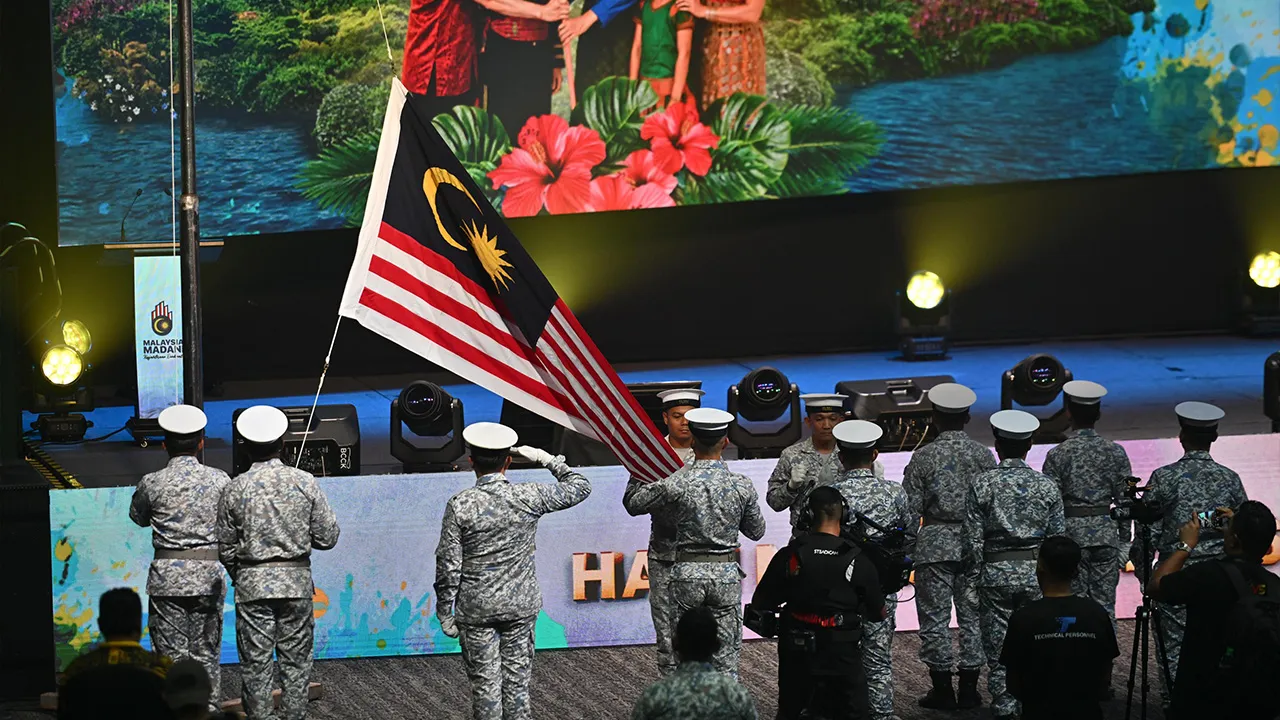 KUCHING, 13 Sept - Sekitar suasana persembahan tarian dan teater yang berlangsung pada sesi raptai sempena sambutan Hari Malaysia 2026 di Borneo Convention Centre Kuching (BCCK) malam ini. Tema rasmi bagi Sambutan Hari Kebangsaan dan Hari Malaysia (HKHM) 2026 ialah Malaysia MADANI: Kesejahteraan Dinikmati. - fotoBERNAMA
