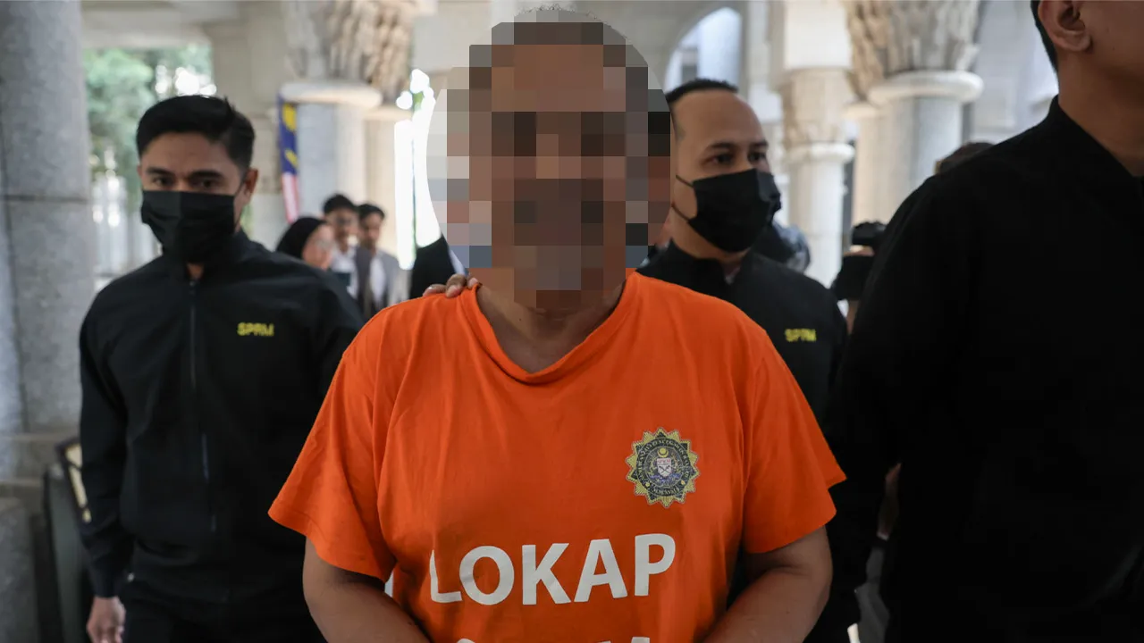 Putrajaya , 2 September 2026.Seorang bekas menteri tiba di Mahkamah Majistret bagi mendapatkan kebenaran reman berhubung siasatan Suruhanjaya Pencegahan Rasuah Malaysia (SPRM) berkaitan isu pelaburan pajakan hotel Lembaga Tabung Haji (TH) di Makkah dan Madinah.Astro AWANI / SHAHIR OMAR