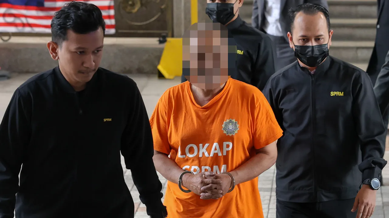 Putrajaya , 2 September 2026.Seorang bekas menteri tiba di Mahkamah Majistret bagi mendapatkan kebenaran reman berhubung siasatan Suruhanjaya Pencegahan Rasuah Malaysia (SPRM) berkaitan isu pelaburan pajakan hotel Lembaga Tabung Haji (TH) di Makkah dan Madinah.Astro AWANI / SHAHIR OMAR