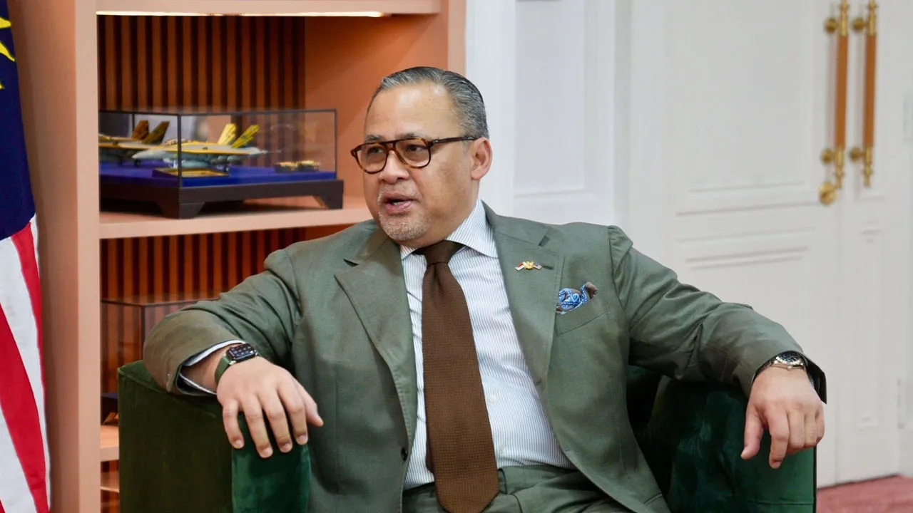 Berbesar hati menerima kunjungan hormat Duta Besar Republik Indonesia ke Malaysia, TYT Raden Dato’ Mohammad Iman Hascarya Kusumo di Wisma Pertahanan._ FB Khaled Nordin