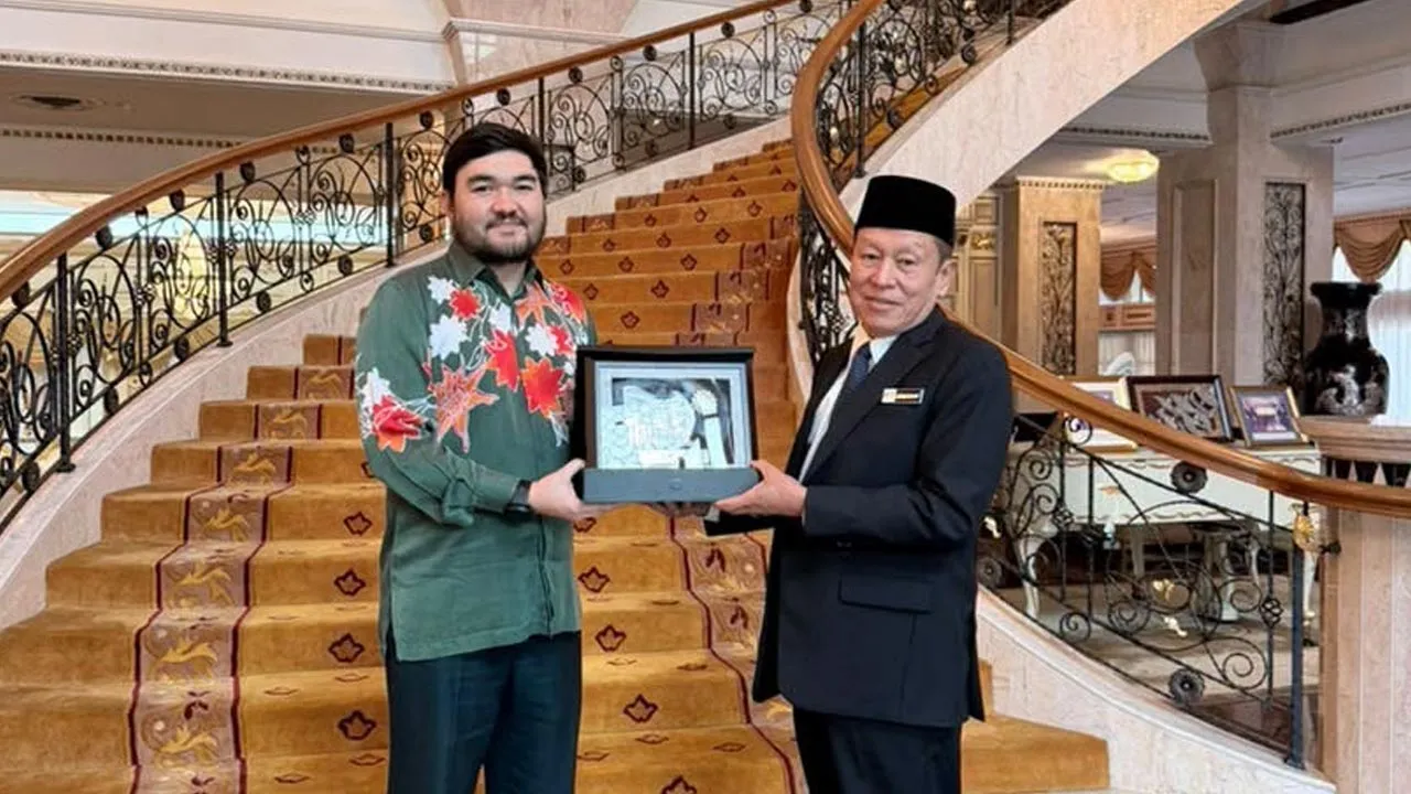 Putrajaya, 15 September – Duli Yang Teramat Mulia (DYTM) Raja Muda Selangor Tengku Amir Shah Ibni Sultan Sharafuddin Idris Shah Alhaj berkenan menerima menghadap Ketua Pesuruhjaya Suruhanjaya Pencegahan Rasuah Malaysia (SPRM), Datuk Seri Abd Halim Aman di Istana Selangor, Bukit Kiara, Kuala Lumpur, di sini, semalam. -- FB SPRM