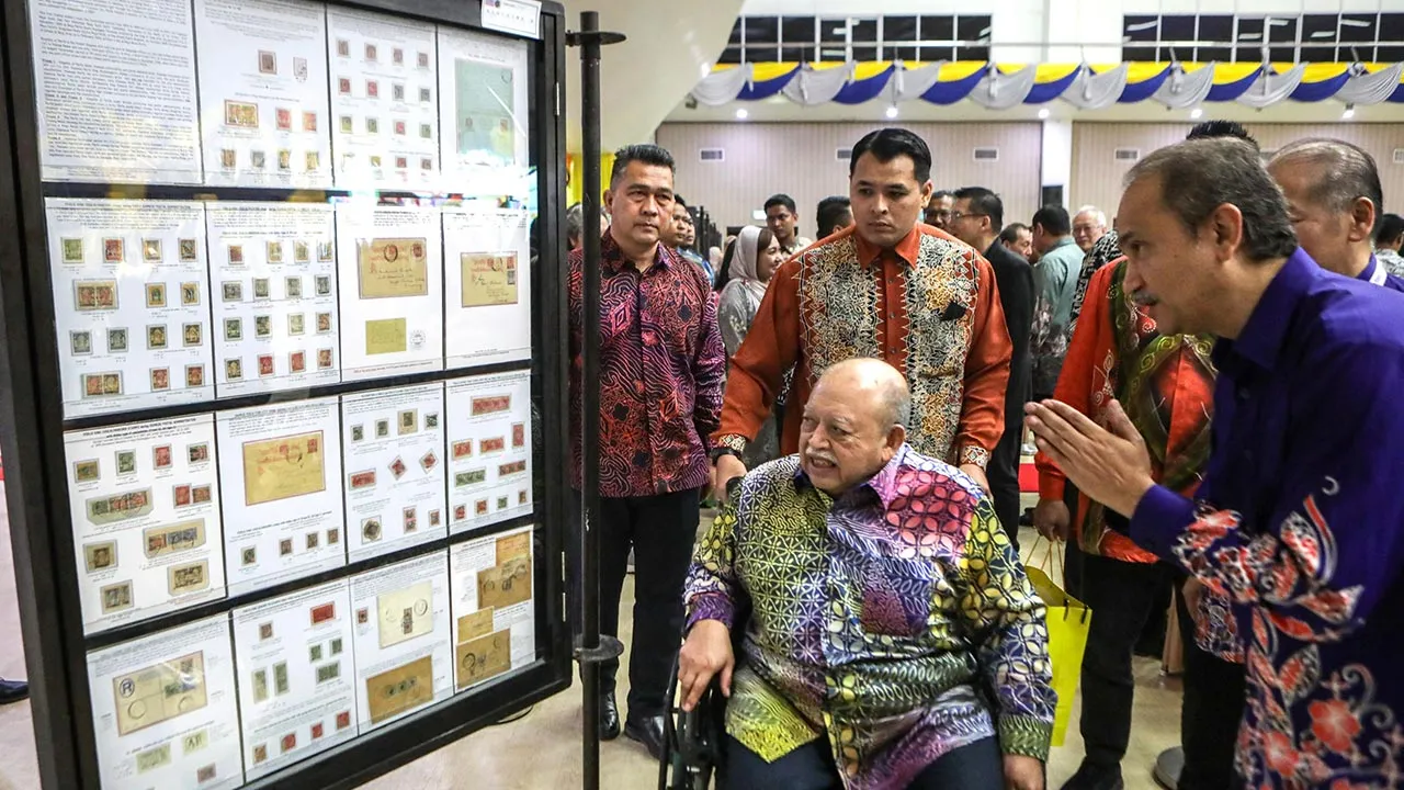 KANGAR, 26 Sept - Raja Perlis Tuanku Syed Sirajuddin Jamalullail berkenan melihat pameran setem pada Majlis Perasmian Pameran Setem Lima Negara Perlis, Malaysia 2026 di Dewan 2020 di sini malam ini. - fotoBERNAMA (2026) HAK CIPTA TERPELIHARA