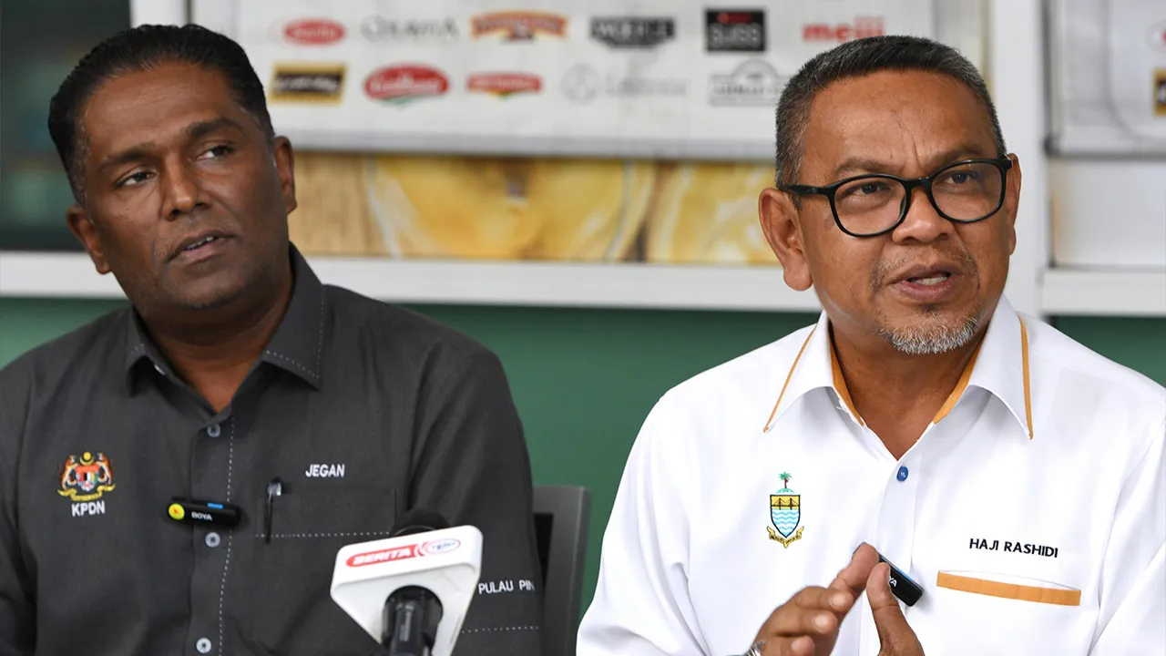 GEORGE TOWN, 23 Dis - Exco Perdagangan Pembangunan Keusahawanan dan Luar Bandar Pulau Pinang Datuk Rashidi Zinol (kanan) dan Pengarah Kementerian Perdagangan Dalam Negeri dan Kos Sara Hidup (KPDN) Pulau Pinang S Jegan pada Majlis Pelaksanaan Skim Harga Maksimum Musim Perayaan (SHMMP) Krismas 2024 di Tanjong Tokong hari ini. - fotoBERNAMA