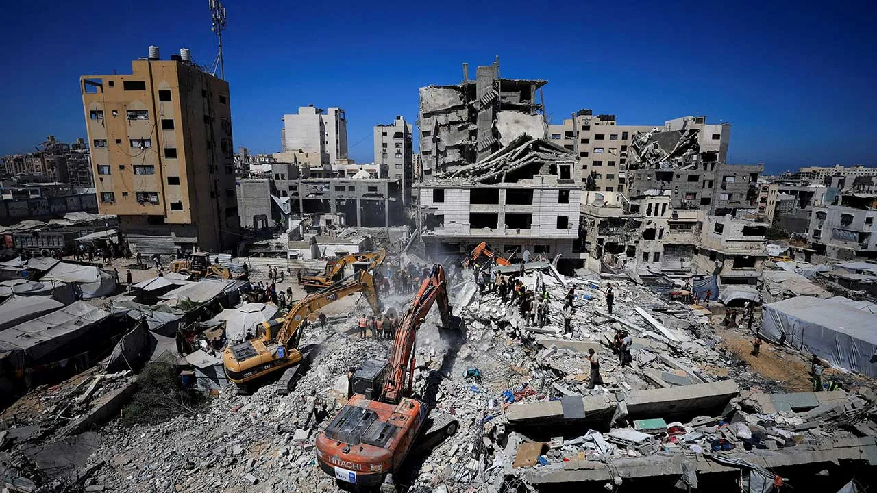 Heavy machinery assists Civil Defence workers attempting to rescue those who are trapped beneath the rubble of a residential building, that had been damaged in an earlier Israeli strike during the war and collapsed on Wednesday, in Gaza City, September 16, 2026. REUTERS/Dawoud Abu Alkas TPX IMAGES OF THE DAY
