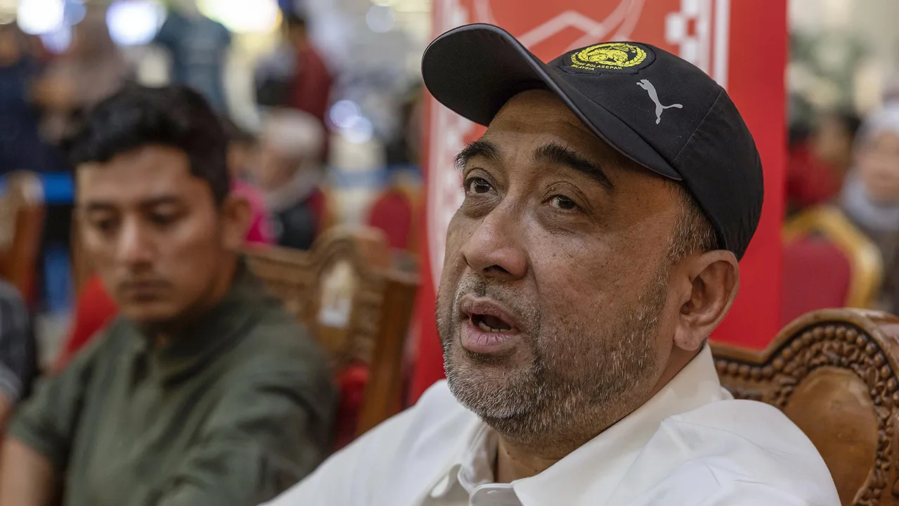 KOTA BHARU, 17 Mei - Naib Presiden FAM Datuk Seri Rosmadi Ismail bercakap pada sidang media Majlis Memperkenalkan Pemain dan Perasmian Jersi Kelantan Futsal Team di sini hari ini. - fotoBERNAMA (2025) 