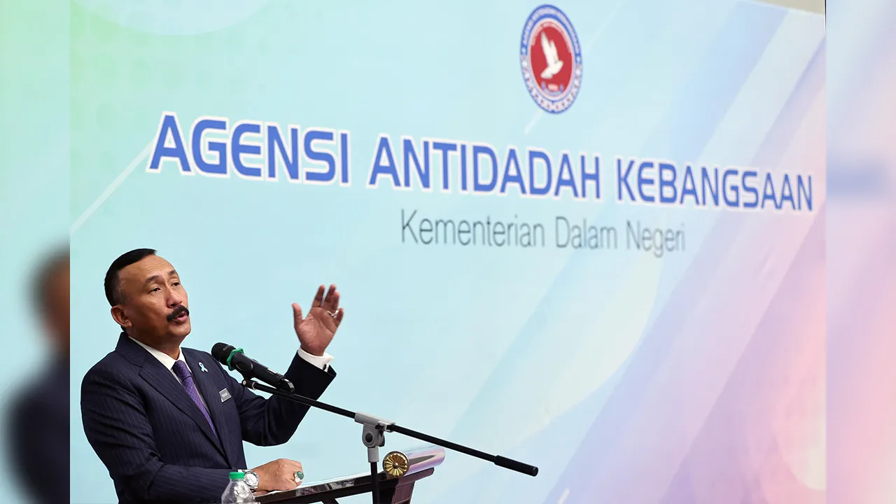 KAJANG, 22 Ogos - Ketua Pengarah Agensi Anti Dadah Kebangsaan (AADK) Datuk Ruslin Jusoh ketika berucap pada Majlis Perhimpunan Bulanan Agensi Antidadah Kebangsaan (AADK) Bagi Bulan Ogos 2025 dan Peluncuran Kampung Angkat Bebas Dadah di Ibu Pejabat Agensi Antidadah Kebangsaan hari ini. - fotoBERNAMA 