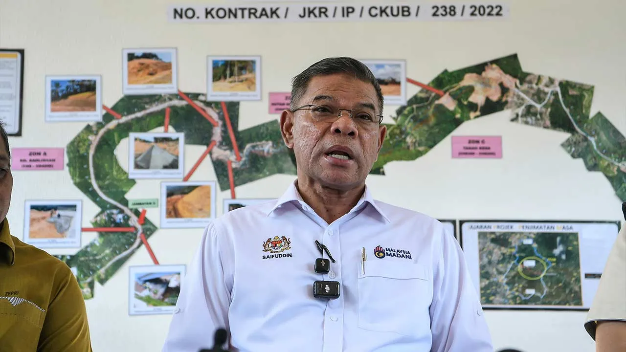 KULIM, 13 Sept - Menteri Dalam Negeri Datuk Seri Saifuddin Nasution Ismail ketika sidang media pada Lawatan Pemantauan Projek Pembangunan di Bawah RP1 Rancangan Malaysia Ke-13 Unit Penyelarasan Pelaksanaan (ICU) Jabatan Perdana Menteri (JPM) di sini hari ini. Beliau berkata projek jalan Kampung Badlishah/Ayer Putih merupakan alternatif kepada pengguna jalan raya antara dua negeri iaitu dari kawasan Serdang, Kedah ke daerah Seberang Perai, Pulau Pinang. - fotoBERNAMA (2026) HAK CIPTA TERPELIHARA *** Local Ca