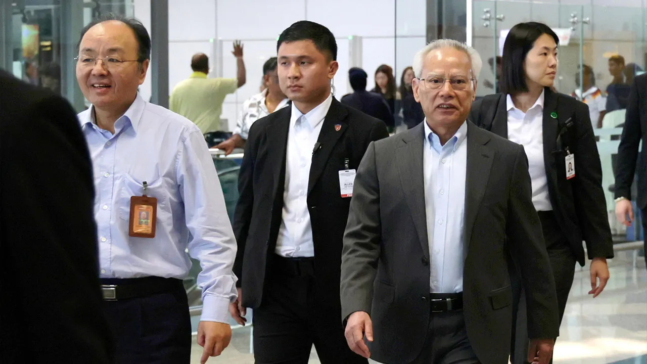 SEPANG, 5 Sept - Ketua Eksekutif Wilayah Pentadbiran Khas Macao Sam Hou Fai (kanan) berlepas pulang selepas menamatkan lawatan kerja selama empat hari ke Malaysia di Lapangan Terbang Antarabangsa Kuala Lumpur (KLIA) Terminal 1 hari ini. - fotoBERNAMA