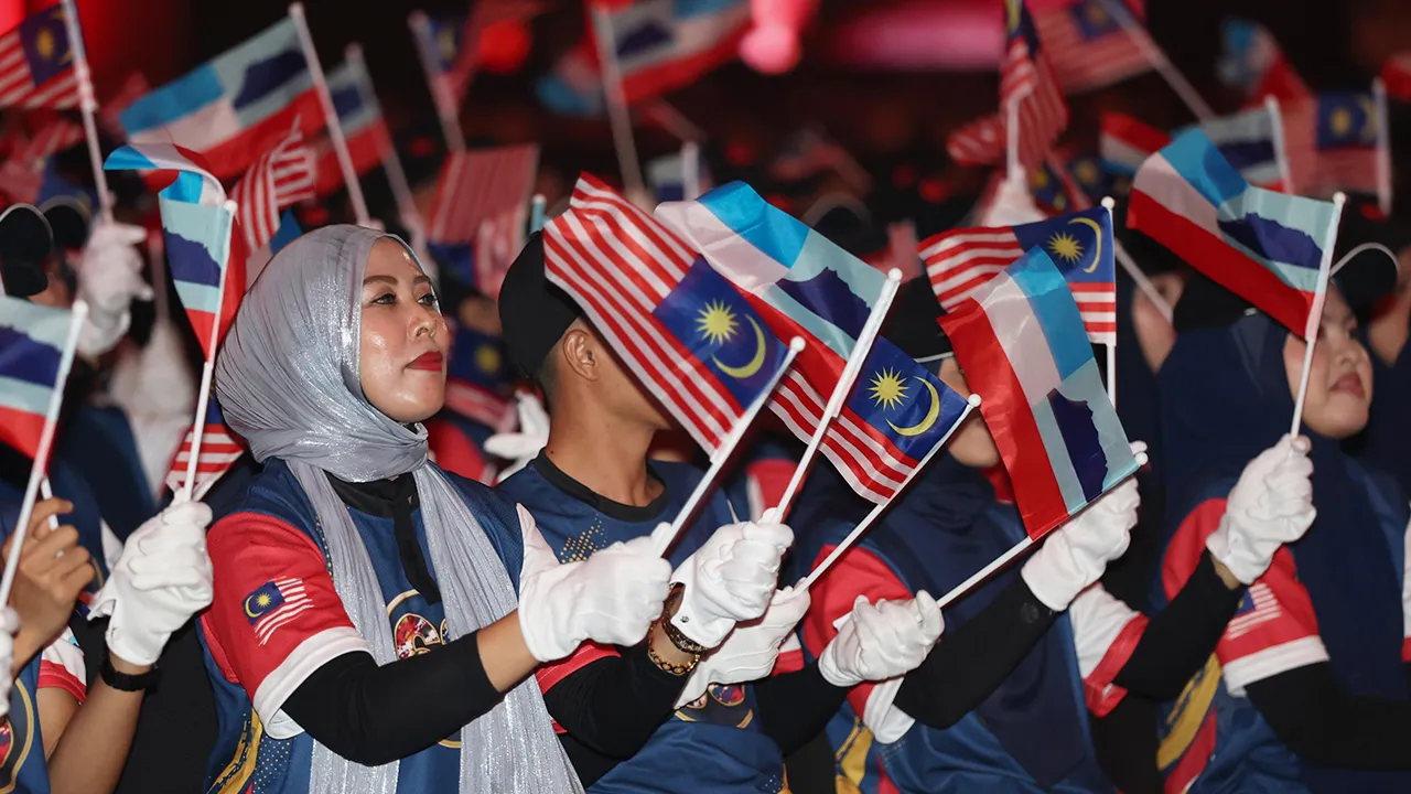 KOTA KINABALU, 16 Sept - Pelajar sekolah mengibarkan Jalur Gemilang dan bendera negeri Sabah sempena sambutan Hari Malaysia Peringkat Negeri Sabah 2026 di Pusat Konvensyen Antarabangsa Sabah (SICC) hari ini. - fotoBERNAMA (2026) HAK CIPTA TERPELIHARA