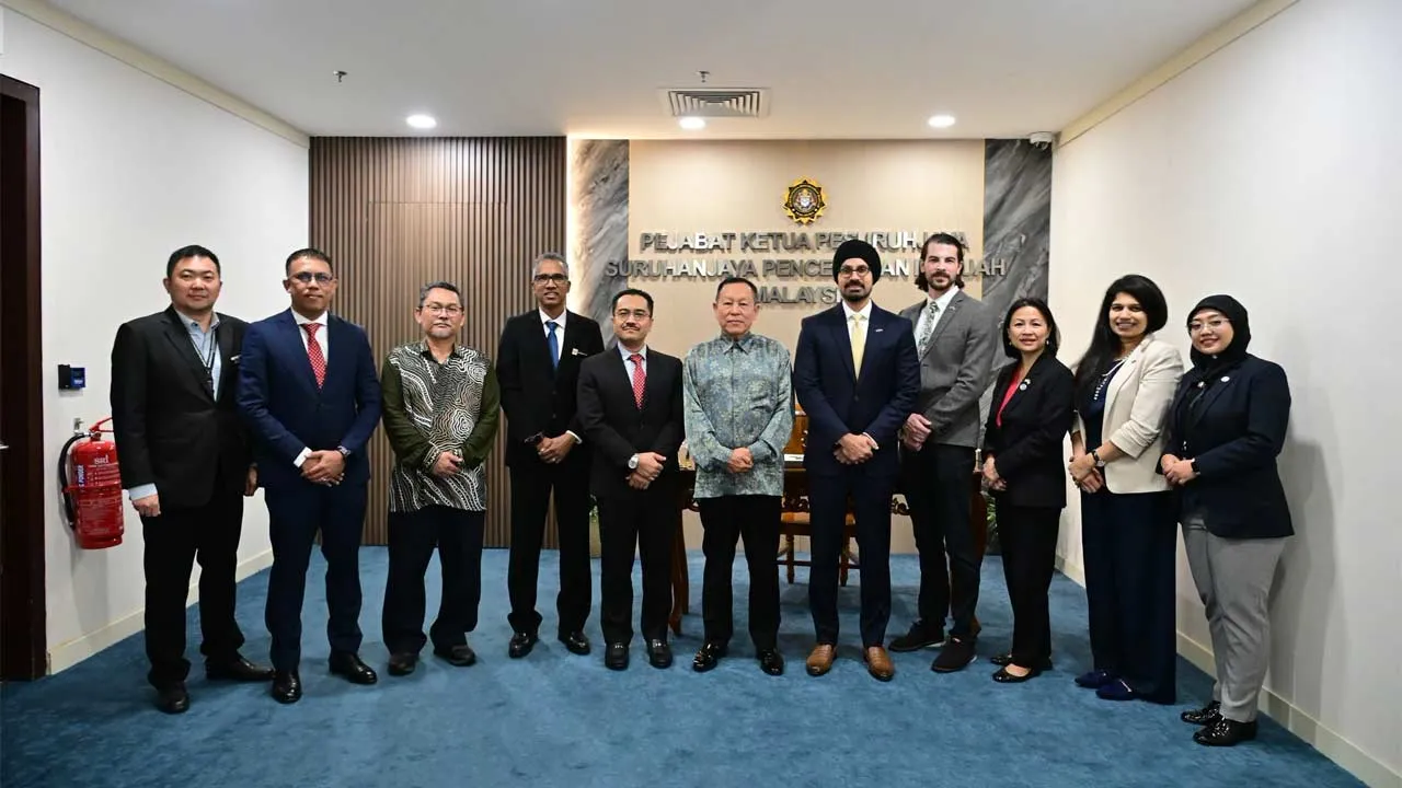 SPRM, FBI GANDING KEPAKARAN BANTERAS RASUAH RENTAS SEMPADAN Putrajaya, 24 September – Hubungan kerjasama antara Suruhanjaya Pencegahan Rasuah Malaysia (SPRM) dan Federal Bureau of Investigation (FBI), Amerika Syarikat terus diperkukuh menerusi perkongsian pengalaman, kepakaran serta pembangunan kapasiti dalam bidang penguatkuasaan. Ketua Pesuruhjaya SPRM, Datuk Seri Abd Halim Aman berkata, perkara berkenaan antara dibincangkan pada kunjungan hormat delegasi FBI yang diketuai Law Enforcement Attache FBI, Mr.