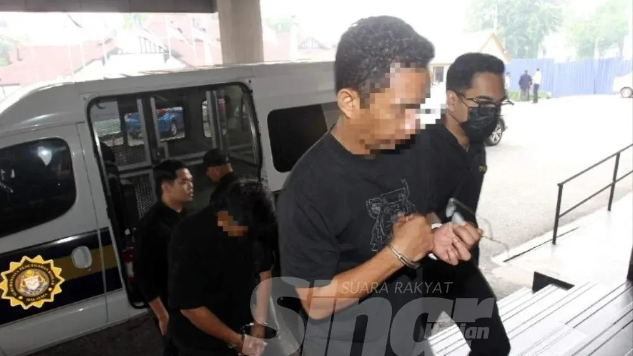 IPOH - Seorang pemilik syarikat dan seorang ejen direman tujuh hari oleh Suruhanjaya Pencegahan Rasuah Malaysia (SPRM) bagi membantu siasatan kes mengemukakan dokumen palsu berkaitan urusan kenderaan di Jabatan Pengangkutan Jalan (JPJ).