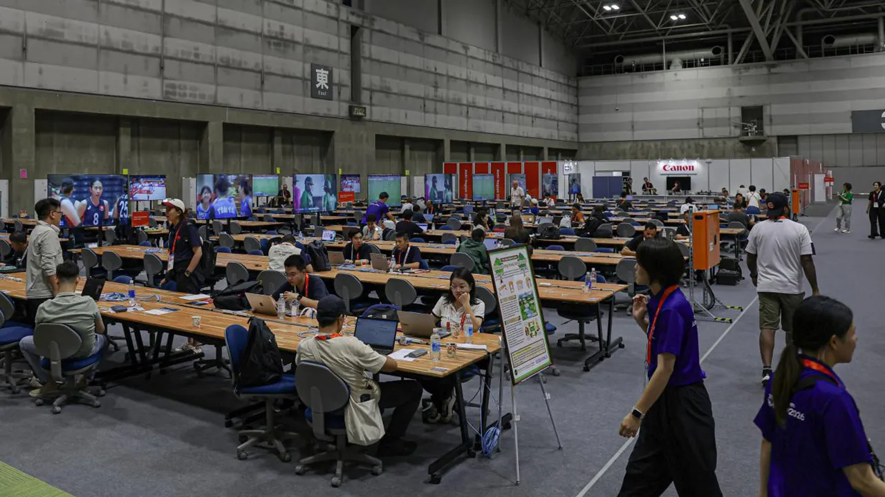 NAGOYA, 18 Sept - Pengamal media dari pelbagai negara mula berkumpul di Pusat Media Port Messe Nagoya hari ini bagi membuat liputan Sukan Asia Aichi-Nagoya 2026 yang dijadual membuka tirainya secara rasmi Sabtu ini. Wartawan, jurugambar dan petugas penyiaran dari dalam dan luar negara kini giat membuat persiapan liputan di sekitar lokasi temasya. - fotoBERNAMA (2026) 