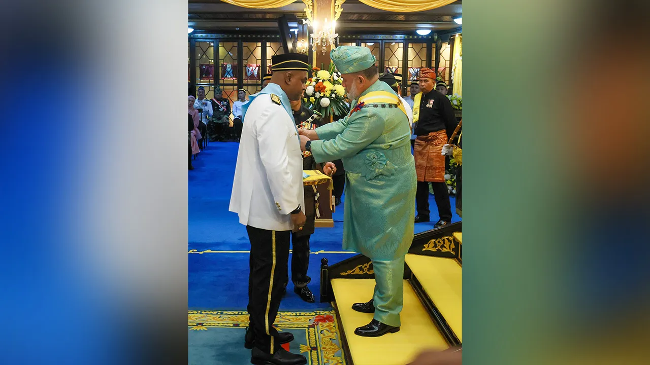 KOTA BHARU, 29 Sept - Sultan Kelantan Sultan Muhammad V berkenan mengurniakan Ahli Yang Kehormat Yang Pertama (Seri Paduka) bagi Darjah Kebesaran Jiwa Mahkota Kelantan Yang Amat Mulia (SJMK) yang membawa gelaran Datuk kepada Menteri Sumber Manusia Datuk Seri R. Ramanan pada Istiadat Pengurniaan Kehormatan Kebesaran Negeri sempena Perayaan Ulang Tahun Hari Keputeraan baginda yang Ke-57 di Istana Balai Besar, hari ini. - fotoBERNAMA (2026) HAK CIPTA TERPELIHARA