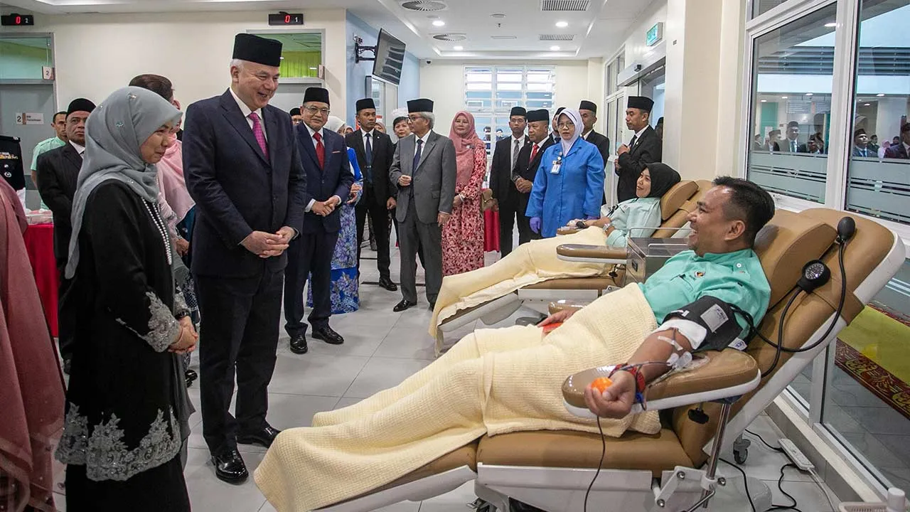 PARIT BUNTAR, 22 Sept - Sultan Perak Sultan Nazrin Shah berkenan menyantuni rakyat yang hadir menderma darah ketika baginda berangkat ke Majlis Perasmian Hospital Parit Buntar di sini, hari ini. - fotoBERNAMA (2026) HAK CIPTA TERPELIHARA