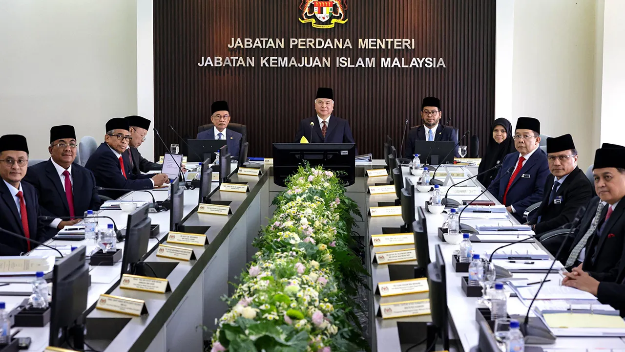 PUTRAJAYA, 29 Sept - Sultan Perak Sultan Nazrin Shah (tengah) berkenan berangkat pada Mesyuarat Majlis Kebangsaan Bagi Hal Ehwal Agama Islam Malaysia Kali Ke-75 di Kompleks Islam Malaysia hari ini. Turut sama Perdana Menteri Datuk Seri Anwar Ibrahim, Menteri di Jabatan Perdana Menteri (Hal Ehwal Agama) Dr Zulkifli Hasan, Ketua Setiausaha Negara (KSN) Tan Sri Shamsul Azri Abu Bakar dan Ketua Pengarah Jabatan Kemajuan Islam Datuk Dr Sirajuddin Suhaimee. - fotoBERNAMA (2026) HAK CIPTA TERPELIHARA