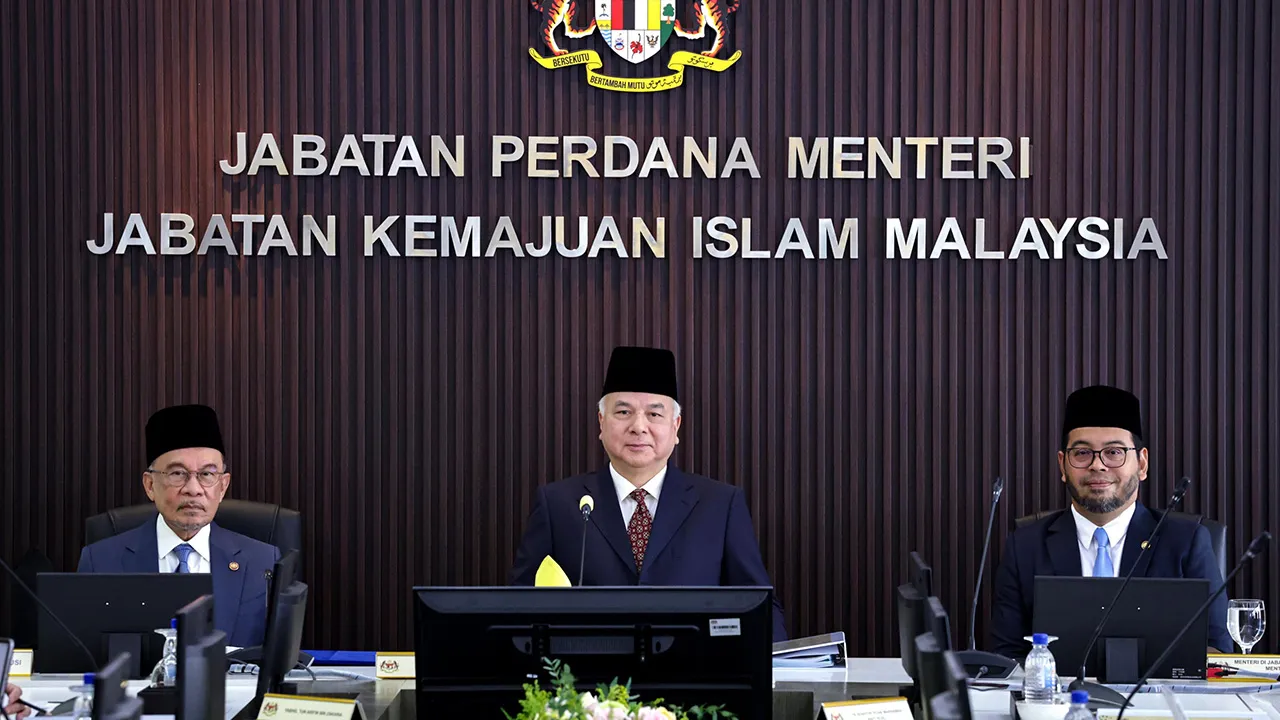 PUTRAJAYA, 29 Sept - Sultan Perak Sultan Nazrin Shah (tengah) berkenan bertitah pada Mesyuarat Majlis Kebangsaan Bagi Hal Ehwal Agama Islam Malaysia Kali Ke-75 di Kompleks Islam Malaysia hari ini. Turut sama Perdana Menteri Datuk Seri Anwar Ibrahim (kiri) dan Menteri di Jabatan Perdana Menteri (Hal Ehwal Agama) Dr Zulkifli Hasan (kanan). - fotoBERNAMA (2026) HAK CIPTA TERPELIHARA