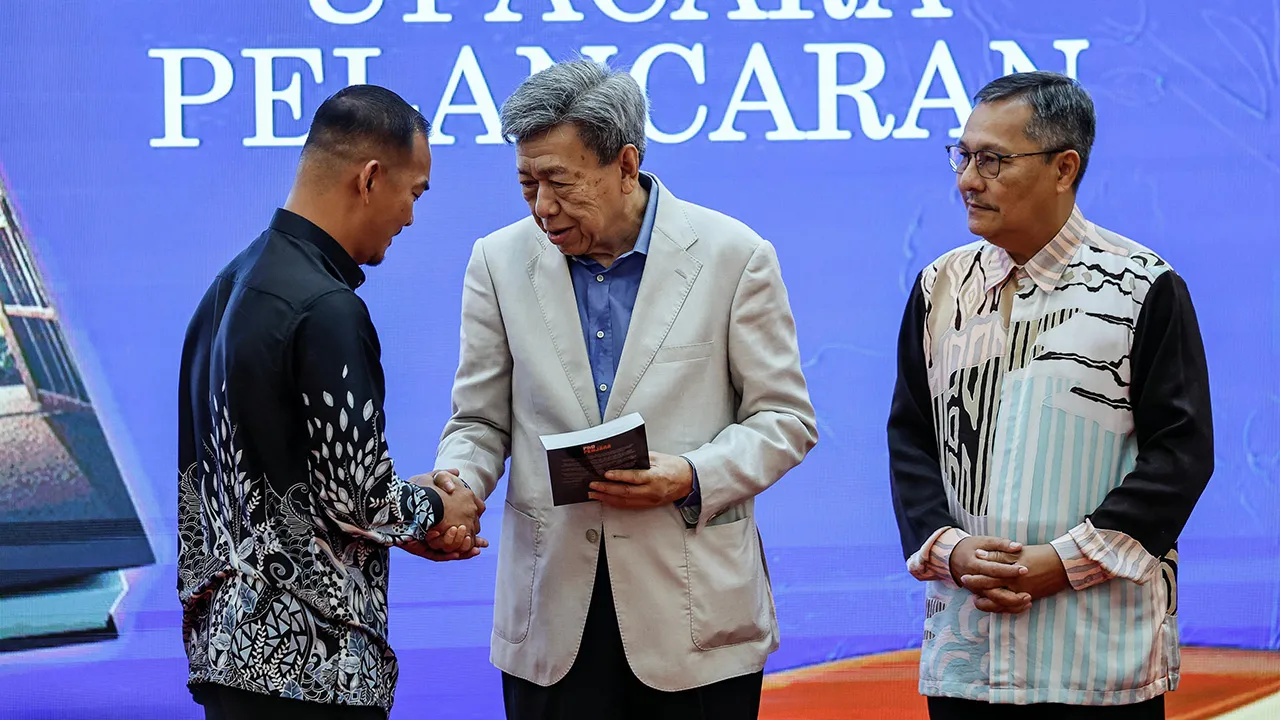 SHAH ALAM, 10 Sept - Sultan Selangor Sultan Sharafuddin Idris Shah (tengah) berkenan menerima buku daripada penulis Dr Malik Yatam (kiri) pada Majlis Pelancaran Buku "'Ph.D Dari Penjara "' di Pustaka Raja Tun Uda hari ini. Turut hadir Presiden dan Naib Canselor OUM Datuk Dr Ahmad Izanee Awang (kanan). - fotoBERNAMA (2026) 