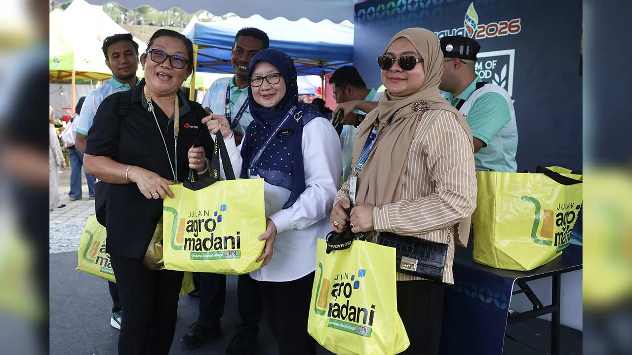 SERDANG, 3 Sept - Timbalan Ketua Pengarah (Pembangunan Industri Agromakanan), Suraya Mohd Yusof (dua, kanan) menyampaikan unit Set Kombo Jualan Agro MADANI sempana Pameran Pertanian, Hortikultur dan Agropelancongan Malaysia (MAHA) 2026 di Laman Nanas, Taman Ekspo Pertanian Malaysia (MAEPS) hari ini. - fotoBERNAMA (2026) HAK CIPTA TERPELIHARA