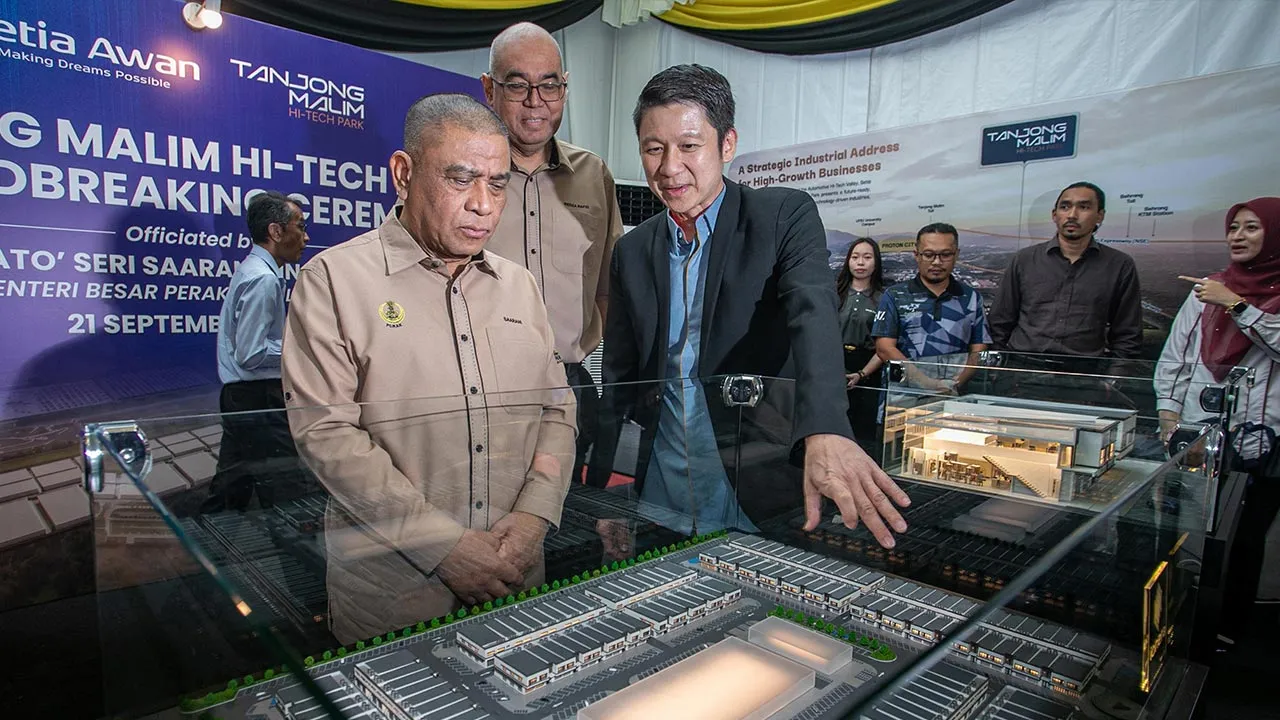 TANJONG MALIM, 21 Sept - Menteri Besar Datuk Seri Saarani Mohamad (kiri) melihat pelan pembangunan projek Tanjong Malim Hi-Tech Park sempena majlis pelancaran dan pecah tanah projek tersebut di Jalan Protokol hari ini. Turut hadir Pengarah Setia Awan Land Datuk Marcus Doh (tiga,kiri). - fotoBERNAMA (2026) HAK CIPTA TERPELIHARA