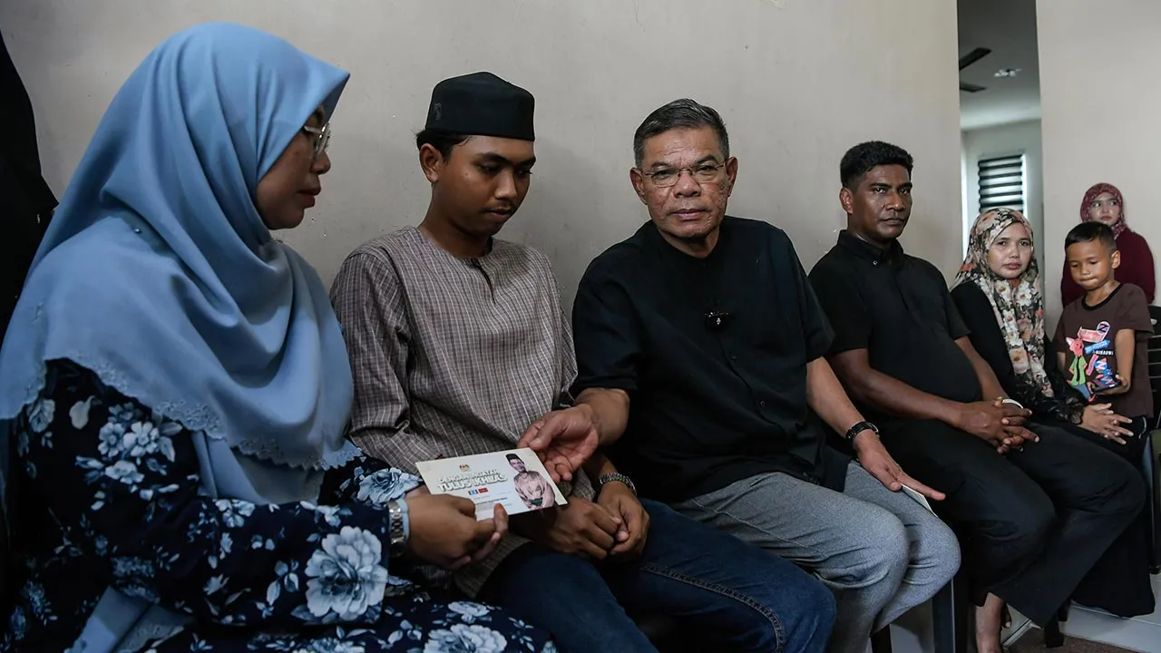 KULIM, 19 Sept - Menteri Dalam Negeri Datuk Seri Saifuddin Nasution Ismail menyampaikan sumbangan kepada keluarga mangsa tragedi lemas yang meragut nyawa empat kanak-kanak di Taman Desa Kayangan di sini hari ini. Saifuddin berkata sistem keselamatan di sepanjang longkang di taman berkenaan perlu segera dinaik taraf susulan tragedi itu pada Isnin lalu. - fotoBERNAMA (2026) HAK CIPTA TERPELIHARA 