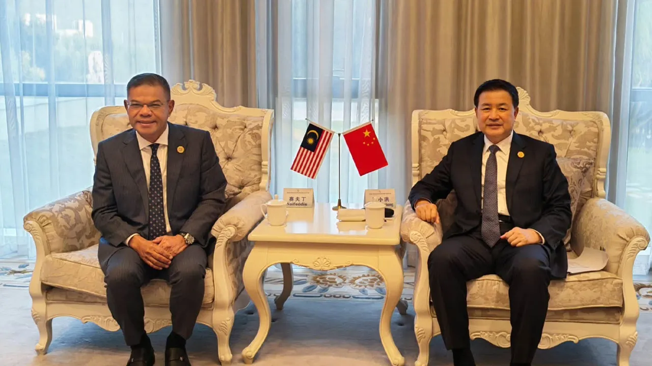 MALAYSIA-CHINA TERUS PERKUKUH KERJASAMA KESELAMATAN Saya turut berkesempatan mengadakan kunjungan hormat ke atas Menteri Keselamatan Awam Republik Rakyat China, TYT Wang Xiaohong pada hari kedua saya meyertai Global Public Security Cooperation Forum Lianyungang (GPSCFL) 2026._FB Saifuddin Nasution Ismail