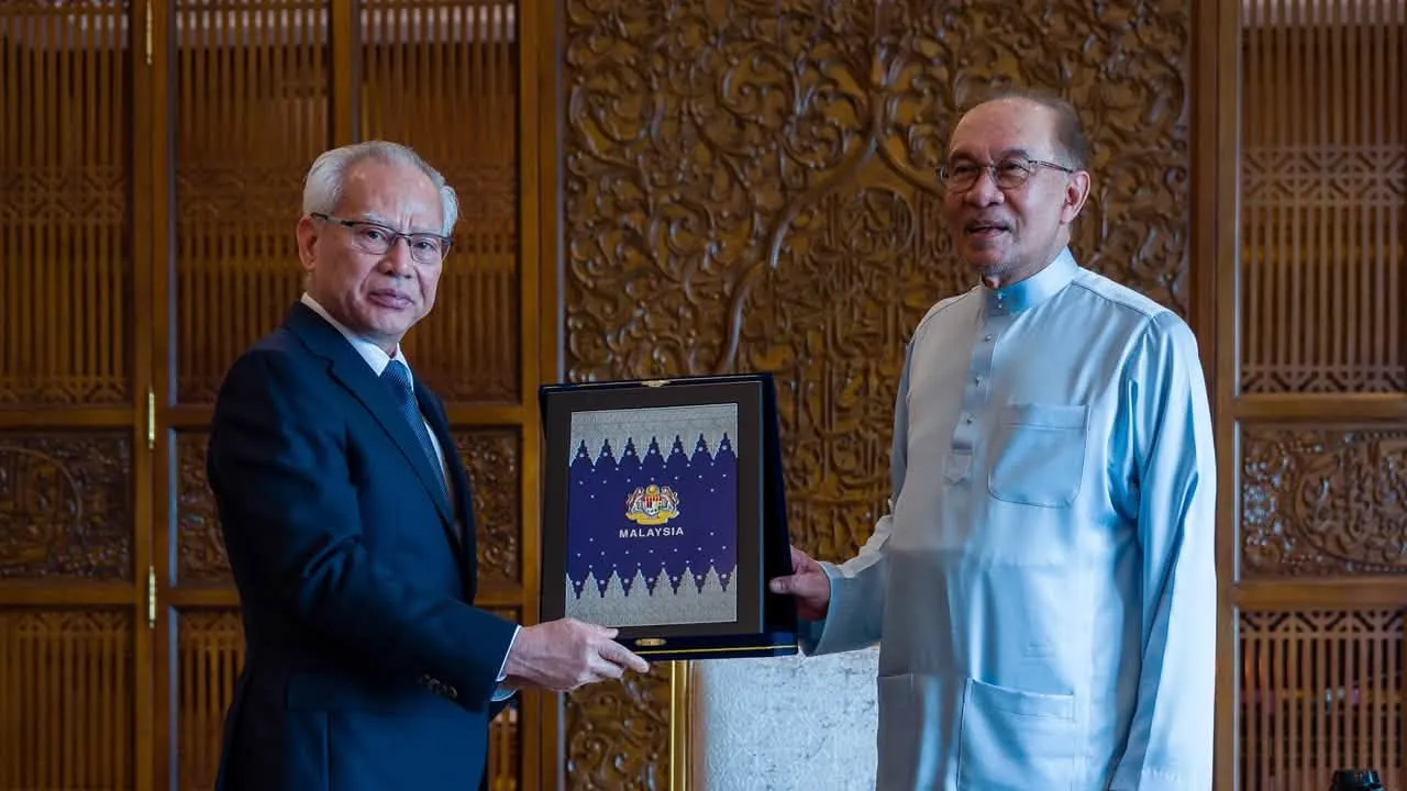 Menerima kunjungan Ketua Eksekutif Wilayah Pentadbiran Khas Macau (SAR), Sam Hou Fai, dalam lawatan sulung beliau ke Malaysia sejak memegang jawatan pada Disember 2024. Pertemuan ini memberi ruang untuk memperkukuh hubungan Malaysia dan Macau, khususnya dalam bidang perdagangan dan pelaburan, kewangan, sains dan teknologi, pendidikan serta industri konvensyen dan pameran._FB Anwar Ibrahim