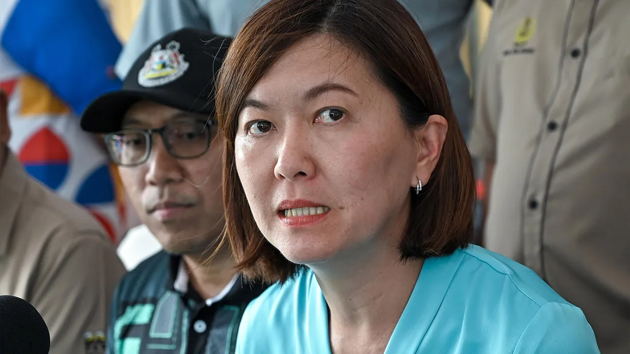 IPOH, 21 Feb - Exco Perumahan dan Kerajaan Tempatan Perak, Sandrea Ng Shy Ching bercakap pada media ketika hadir - walkabout - di Bazar Ramadan Medan Gopeng hari ini. - fotoBERNAMA (2026) HAK CIPTA TERPELIHARA