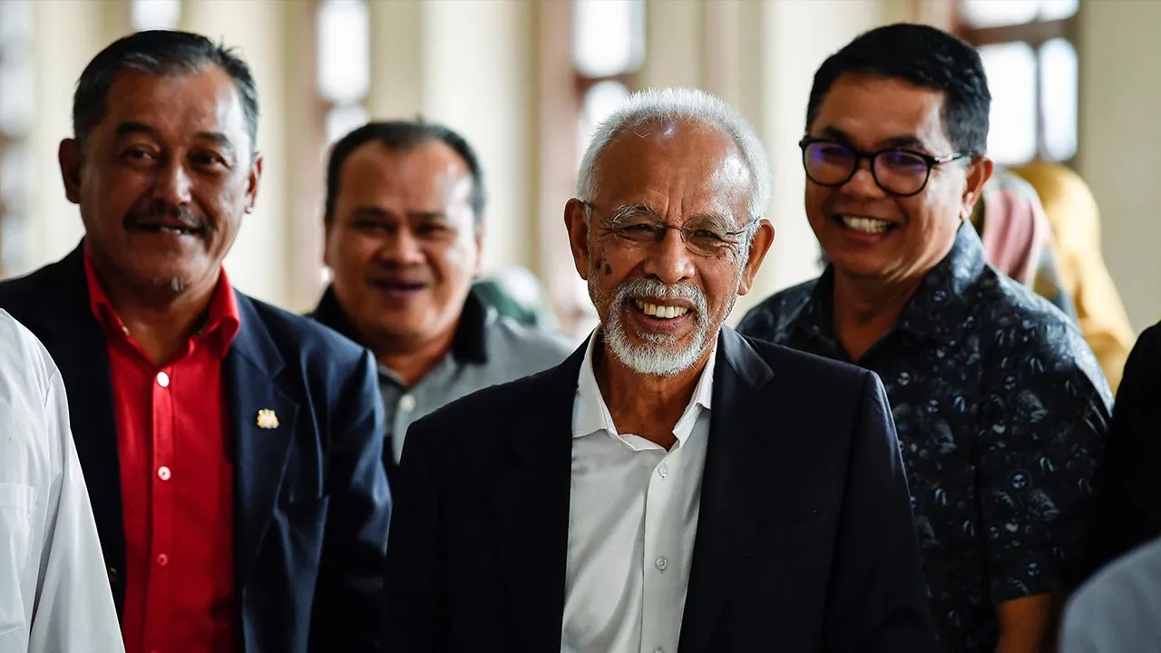 KUALA LUMPUR, 5 Jan - Bekas Pengerusi Felda Tan Sri Shahrir Ab Samad (dua, kanan) kelihatan keluar dari Mahkamah Tinggi Kuala Lumpur selepas menghadiri perbicaraannya hari ini. Mahkamah hari ini memutuskan beliau dilepas dan dibebaskan daripada tuduhan gagal mengisytihar pendapatan RM1 juta yang diterima daripada bekas Perdana Menteri Datuk Seri Najib Tun Razak kepada Lembaga Hasil Dalam Negeri (LHDN). Shahrir, 72, sebelum ini didakwa melibatkan diri dalam pengubahan wang haram dengan tidak melaporkan penda