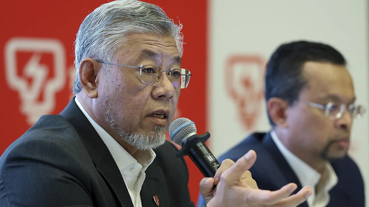 KUALA LUMPUR, 18 Sept - Presiden dan Ketua Pegawai Eksekutif Tenaga Nasional Berhad (TNB) Datuk Shamsul Ahmad (kiri) bercakap pada sidang media di Ibu Pejabat TNB hari ini. TNB akan menyediakan antara RM120 juta hingga RM150 juta bagi menyokong langkah perlindungan berkaitan bil elektrik bagi tempoh September hingga Disember 2026. - fotoBERNAMA