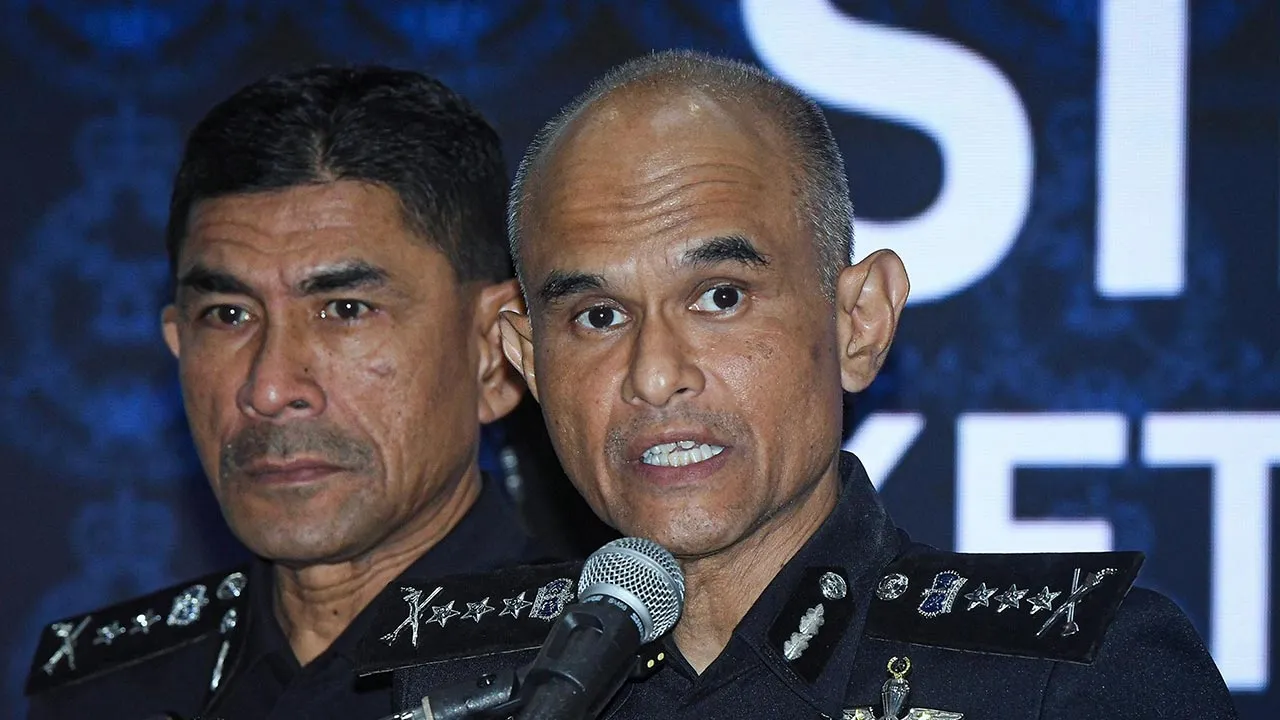 SHAH ALAM, 23 Sept - Ketua Polis Selangor Datuk Shazeli Kahar (kanan) bersama Timbalan Ketua Polis Selangor DCP Mohd Zaini Abu Hassan (kiri) ketika sidang media di Ibu Pejabat Polis Kontinjen Selangor hari ini. Polis menumpaskan aktiviti pengedaran bunga ganja bernilai RM33.4 juta dengan penahanan 12 individu disyaki keldai dadah, termasuk seorang runner menerusi serbuan berasingan di Lapangan Terbang Antarabangsa Kuala Lumpur (KLIA) dan Sepang. - fotoBERNAMA (2026) HAK CIPTA TERPELIHARA