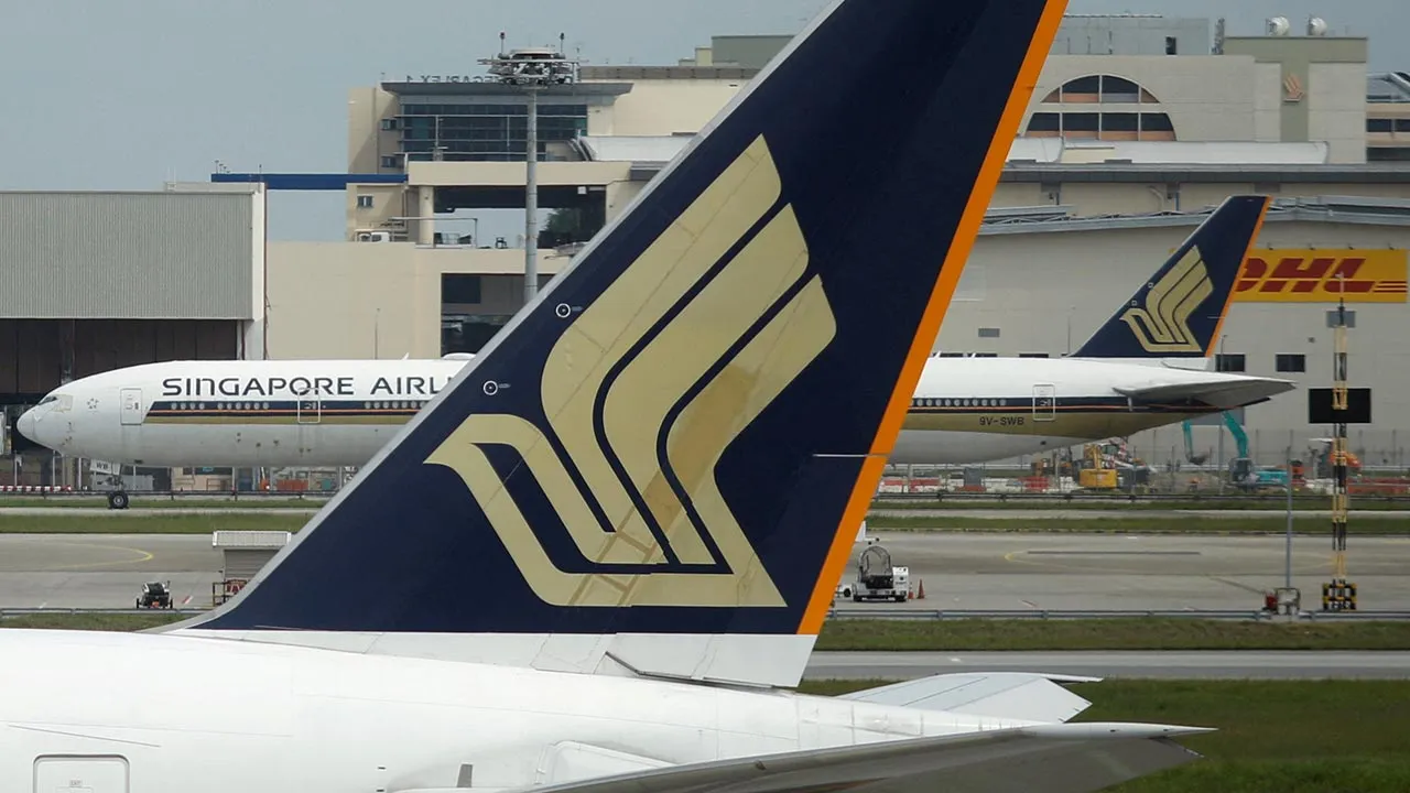 FILE PHOTO: Singapore Airlines planes sit on the tarmac at Changi Airport in Singapore December 8, 2020. REUTERS/Edgar Su/File Photo