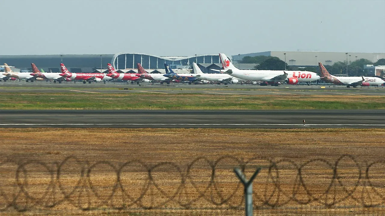 Airplanes are parked as Soekarno Hatta International Airport closed its operations due to the eruption of the Mount Anak Krakatau volcano, in Tangerang, near Jakarta, Indonesia, September 6, 2026, REUTERS/Claudio Pramana