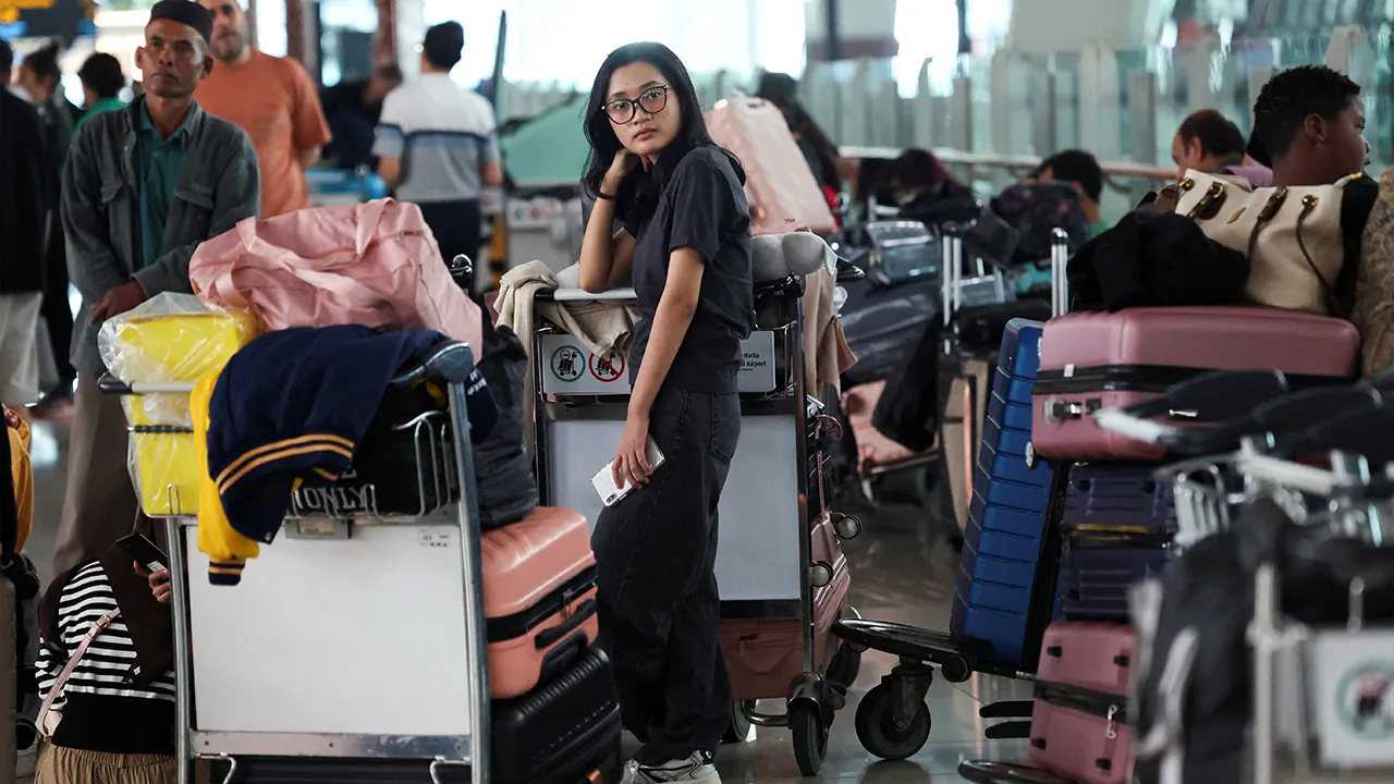 A stranded passenger looks on while at terminal as Soekarno-Hatta International Airport closed its operations due to the eruption of the Mount Anak Krakatau volcano, in Tangerang, near Jakarta, Indonesia, September 7, 2026. REUTERS'