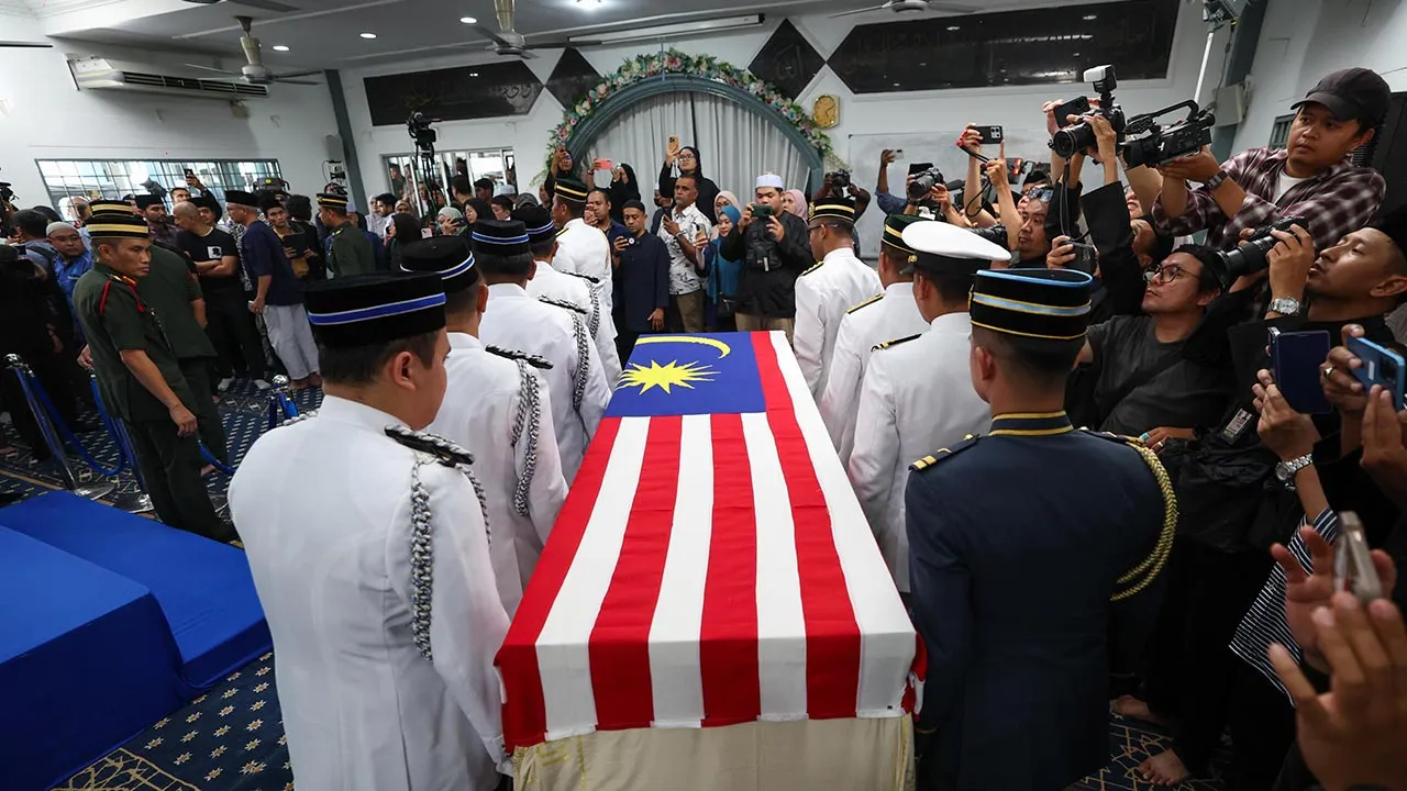 KUALA LUMPUR, 28 Sept - Jenazah Allahyarhamah Tun Dr Siti Hasmah Mohd Ali dibawa ke ruang solat untuk disolatkan di Masjid As-Syarif, Taman Sungai Besi Indah hari ini. Tun Dr Siti Hasmah menghembuskan nafas terakhir di Institut Jantung Negara (IJN) pagi ini pada usianya 100 tahun. - fotoBERNAMA (2026) HAK CIPTA TERPELIHARA