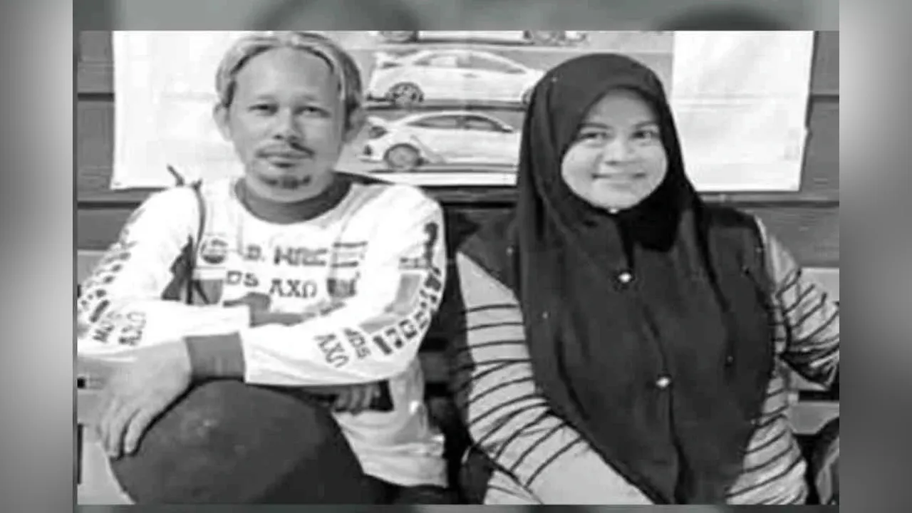 Mohd Zamri Mohd Zaki, 41, dan isterinya Norlyana Ismail, 45 maut selepas motosikal yang dinaiki terlibat dalam kemalangan membabitkan sebuah lori tanah dan tiga motosikal di Jalan Gong Kedak di sini pagi Khamis.