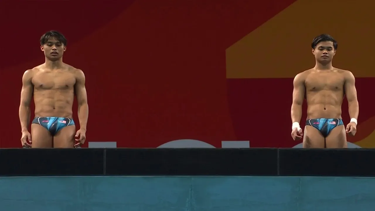 Pingat perak pertama hari ini berjaya dihadiahkan, sekali lagi menerusi sukan terjun dalam Sukan Asia Aichi-Nagoya sebentar tadi.  Gandingan Enrique Harrold-Elvis Priestly cemerlang dalam acara 10 meter (m) platform seirama lelaki dengan keseluruhan 377.52 mata di Pusat Akuatik Tokyo._Stadium Astro