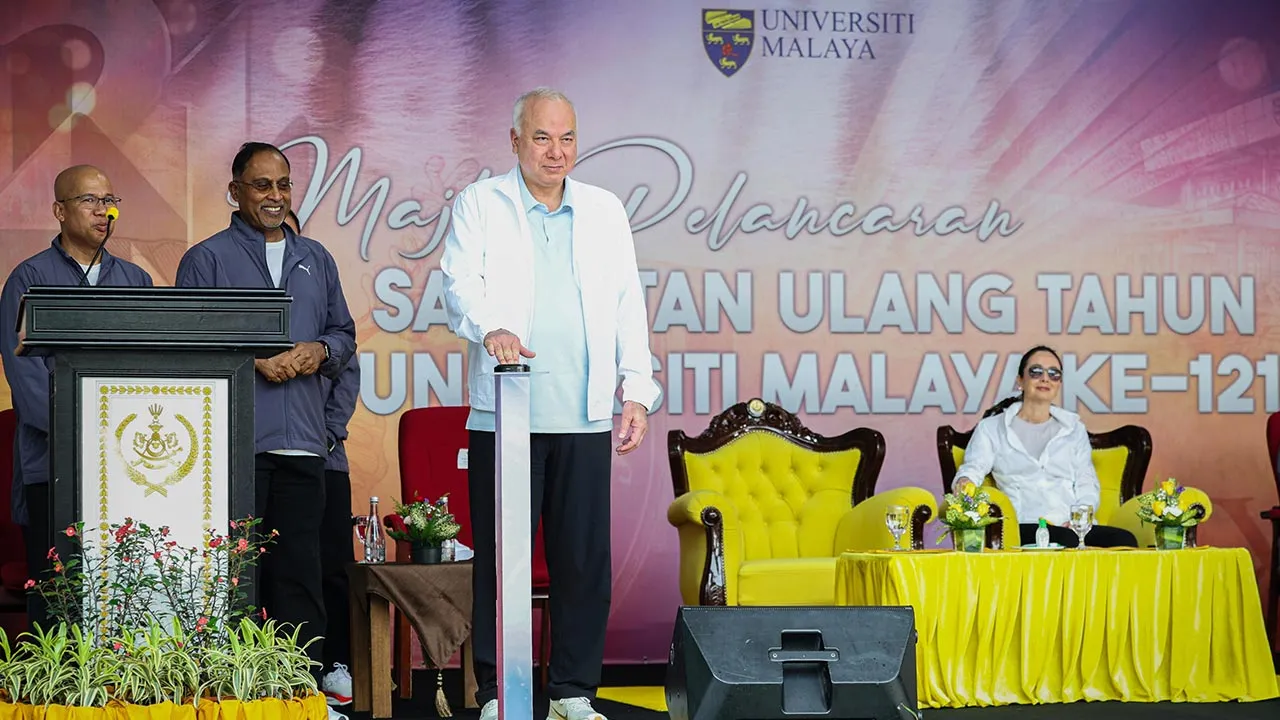 KUALA LUMPUR, 19 Sept - Sultan Perak Sultan Nazrin Shah yang juga merupakan Canselor Universiti Malaya (UM) berkenan menyempurnakan perasmian Sambutan 121 Tahun universiti berkenaan di Dewan Tunku Canselor, UM hari ini. Turut berangkat Raja Permaisuri Perak, Tuanku Zara Salim. Turut hadir Menteri Pendidikan Tinggi Datuk Seri Dr Zambry Abd Kadir. - fotoBERNAMA (2026) HAK CIPTA TERPELIHARA