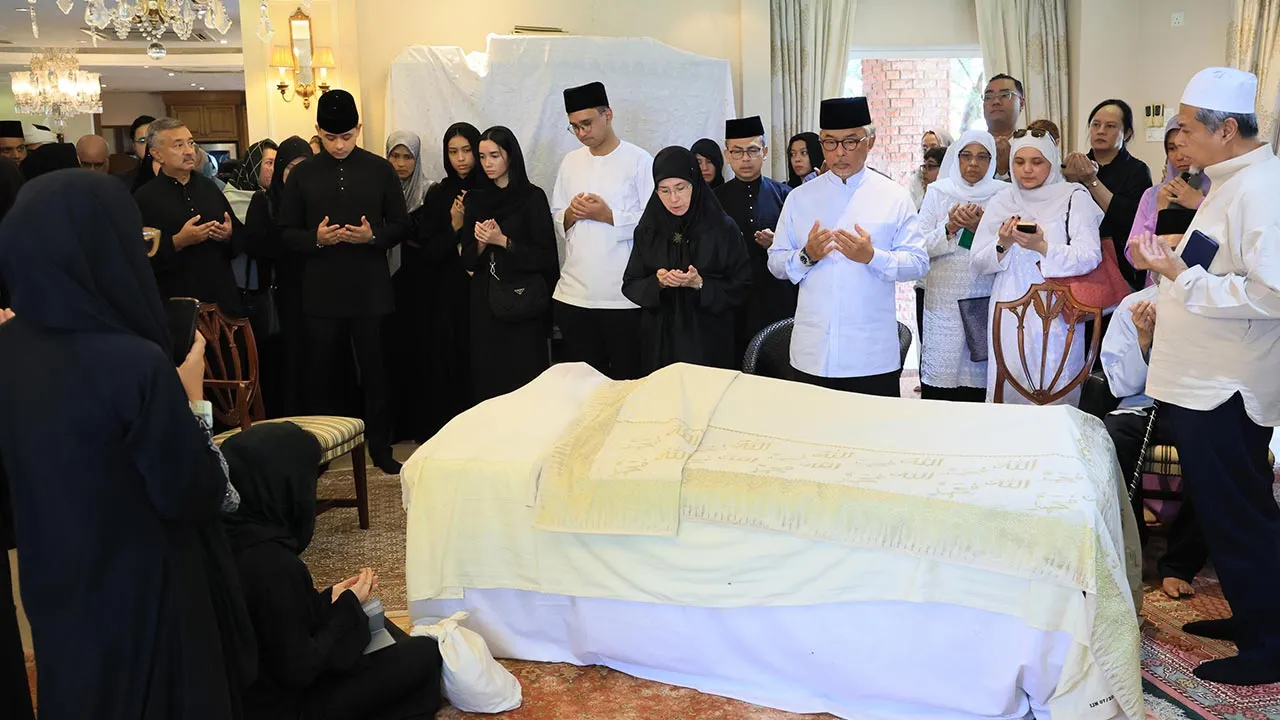 SERI KEMBANGAN, 28 Sept - Sultan Pahang Al-Sultan Abdullah Ri'ayatuddin Al-Mustafa Billah Shah bersama Tengku Ampuan Pahang Tunku Azizah Aminah Maimunah Iskandariah berangkat memberi penghormatan terakhir kepada Allahyarham Tun Dr Siti Hasmah Mohd Ali di kediaman Tun Dr Mahathir Mohamad hari ini. - fotoBERNAMA (2026) HAK CIPTA TERPELIHARA