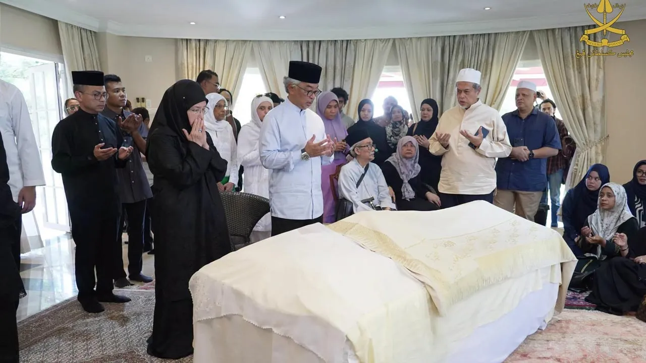 SERI KEMBANGAN, 28 September 2026 – Kebawah Duli Paduka Baginda Sultan Pahang dan Kebawah Duli Paduka Baginda Tengku Ampuan Pahang berkenan menziarahi jenazah Allahyarhamah Tun Dr. Siti Hasmah Mohamad Ali di kediaman Allahyarhamah di sini hari ini. -- FB Kesultanan Pahang