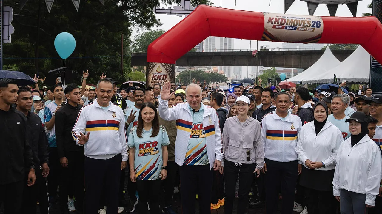 KUALA LUMPUR, 27 Sept - Sultan Perak Sultan Nazrin Shah dan Raja Permaisuri Tuanku Zara Salim berkenan berangkat ke program KKD Moves 26 di Dataran Dewan Bandaraya Kuala Lumpur (DBKL) hari ini. Turut sama Menteri di Jabatan Perdana Menteri (Wilayah Persekutuan) Hannah Yeoh (enam, kanan), Panglima Tentera Darat Jeneral Tan Sri Azhan Md Othman (tiga, kanan) dan Ketua Pengarah Perkhidmatan Kesihatan Angkatan Tentera Lt Jen Datuk Dr Zulkeffeli Mat Jusoh (tujuh, kanan). - fotoBERNAMA (2026) HAK CIPTA TERPELIHARA