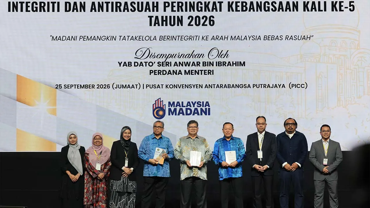 PUTRAJAYA, 25 Sept - Yang Dipertua Dewan Rakyat, Tan Sri Johari Abdul (lima kiri) bergambar bersama para pembentang pada Majlis Penutup Persidangan Penyelidikan Tatakelola, Integriti dan Antirasuah Peringkat Kebangsaan di Pusat Konvensyen Antarabangsa Putrajaya (PICC) hari ini. Turut sama, Ketua Setiausaha Negara Tan Sri Shamsul Azri Abu Bakar (empat kiri) dan Ketua Pesuruhjaya Suruhanjaya Pencegahan Rasuah Malaysia (SPRM) Datuk Seri Abd Halim Aman (empat kanan). - fotoBERNAMA (2026) HAK CIPTA TERPELIHARA