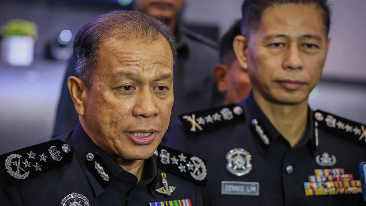 BUTTERWORTH, 27 Sept - Ketua Polis Negara Tan Sri Mohd Khalid Ismail ketika ditemu bual pengamal media pada Majlis Peluncuran "'Project Whitening The Black Spot "' di Pusat Konvensyen PICCA @ Arena Butterworth hari ini. Turut hadir, Ketua Polis Negeri Pulau Pinang Datuk Dennis Lim Kwang Keng (kanan). - fotoBERNAMA (2026) HAK CIPTA TERPELIHARA