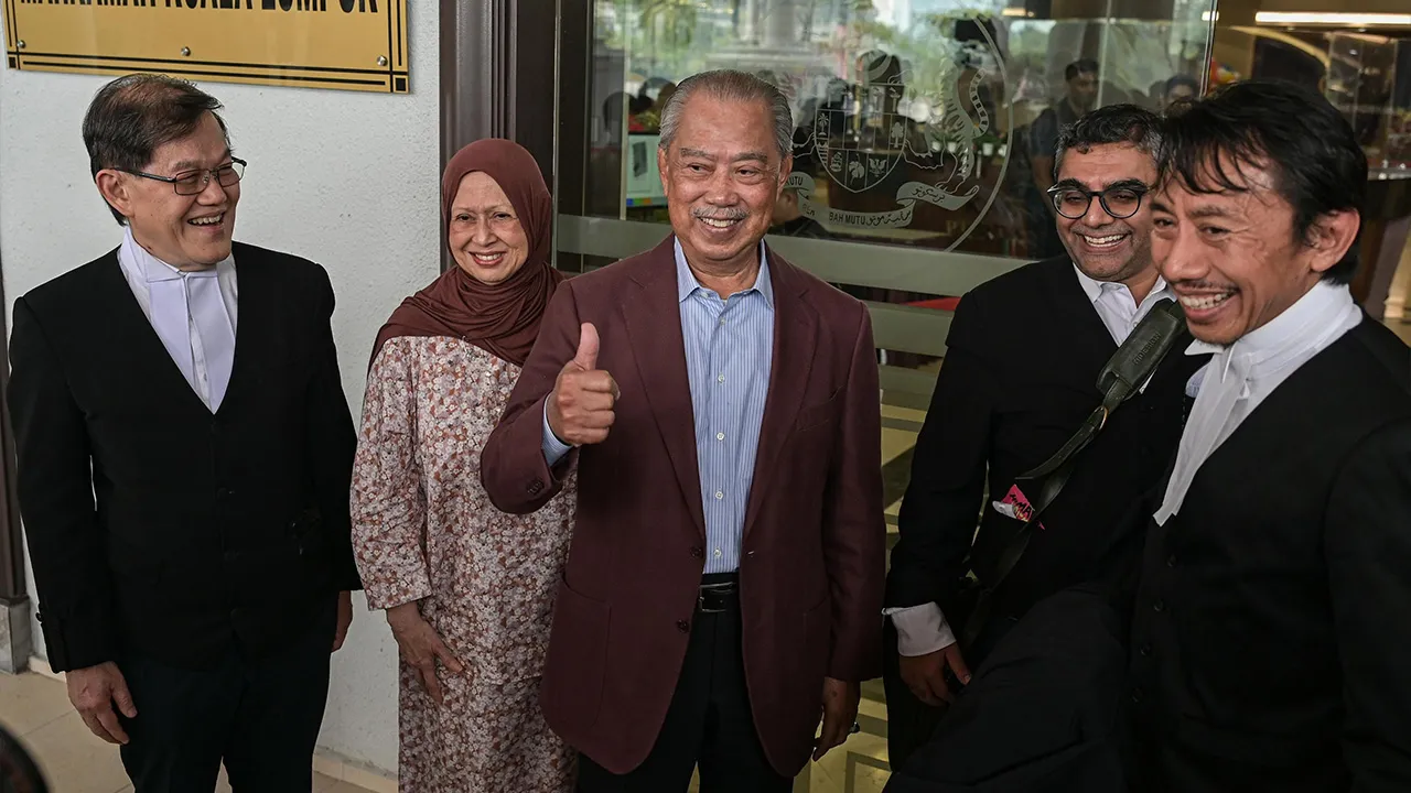 KUALA LUMPUR, 15 Sept - Mahkamah Tinggi hari ini melepaskan dan membebaskan bekas Perdana Menteri Tan Sri Muhyiddin Yassin daripada satu pertuduhan menggunakan kedudukan untuk suapan RM200 juta dan tiga pertuduhan pengubahan wang haram melibatkan jumlah sama. Hakim Noor Ruwena Md Nurdin memutuskan demikian selepas Timbalan Pendakwa Raya Datuk Ahmad Akram Gharib memaklumkan kepada mahkamah bahawa pihak pendakwaan telah membuat keputusan untuk tidak meneruskan kes berkenaan terhadap Muhyiddin, 79, yang berkai