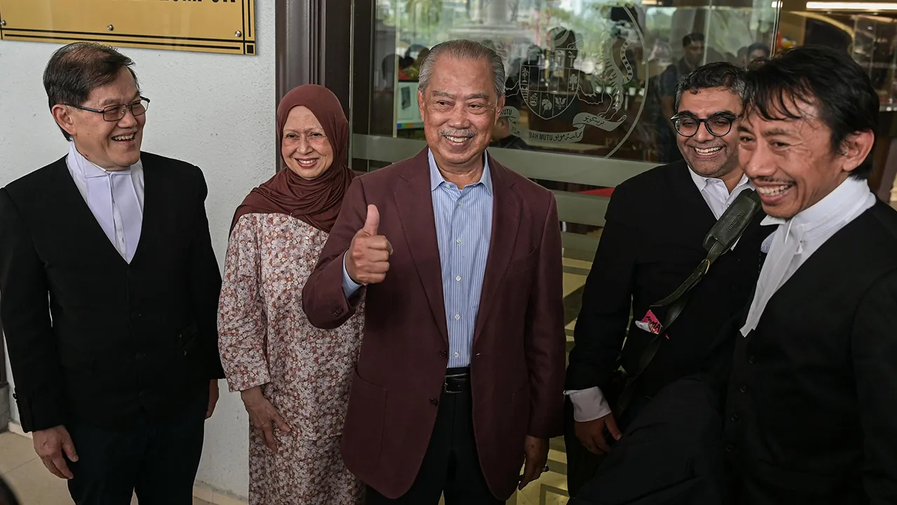KUALA LUMPUR, 15 Sept - Mahkamah Tinggi hari ini melepaskan dan membebaskan bekas Perdana Menteri Tan Sri Muhyiddin Yassin daripada satu pertuduhan menggunakan kedudukan untuk suapan RM200 juta dan tiga pertuduhan pengubahan wang haram melibatkan jumlah sama. Hakim Noor Ruwena Md Nurdin memutuskan demikian selepas Timbalan Pendakwa Raya Datuk Ahmad Akram Gharib memaklumkan kepada mahkamah bahawa pihak pendakwaan telah membuat keputusan untuk tidak meneruskan kes berkenaan terhadap Muhyiddin, 79, yang berkai