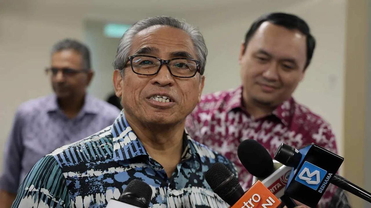 PUTRAJAYA, 3 Sept - Ketua Setiausaha Negara (KSN) Tan Sri Shamsul Azri Abu Bakar (kiri ditemui media pada Majlis Perasmian Penutup Seminar AI Sektor Awam 2026 dan Penyampaian Anugerah Public Sektor AI Nexus Challenge ((PSAINC) 2026 di Bangunan Akademi Perubatan, Presint 8, Putrajaya hari ini. - fotoBERNAMA (2026) HAK CIPTA TERPELIHARA