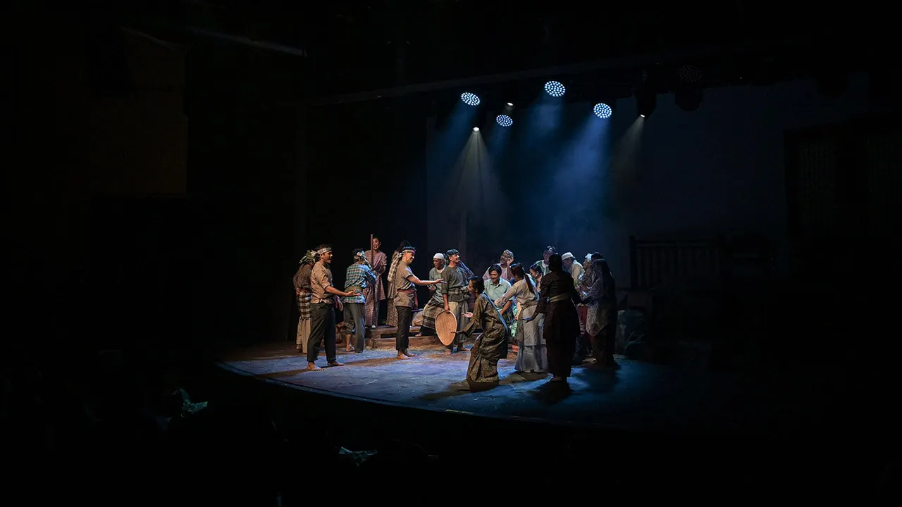 KUALA LUMPUR, 20 Nov - Antara babak persembahan dalam pratonton media pementasan Teater Muzikal Uda dan Dara, malam tadi. Dipentaskan bermula hari ini di The Playhouse Theatre@ The Campus Ampang di sini, teater muzikal arahan Nik Muhammad Faiszulikhwan dan Dr Marlenny Deenerwan itu akan berlangsung hingga 23 Nov, dengan barisan pelakon terdiri daripada Zera Hariz (Dara), Jay Iswazir (Alang Bakhil), Farah Ahmad (Mak Dara), Amerul Affendi (Utih), Azaman Hassan (Pak Long), Sara Sulaiman (Mak Long). Teater muzi