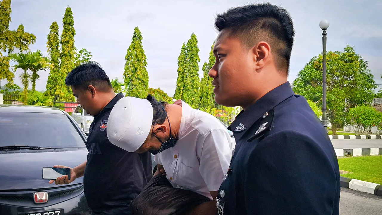 KUALA KRAI, 23 Sept - Bekas guru Kelas Agama dan Fardu Ain (KAFA) didenda maksimum RM2,000 oleh Mahkamah Majistret di sini hari ini kerana menendang muka murid lelaki darjah lima hingga cedera. Majistret Rais Imran Hamid menjatuhi hukuman itu ke atas Abdullah Mustakim, 33, selepas dia mengaku bersalah atas pertuduhan sengaja mendatangkan kecederaan ke atas murid berkenaan dengan cara menendang muka menggunakan kaki kanannya di dalam kelas sebuah sekolah di sini pada 2.30 petang, 23 Okt 2024. - fotoBERNAMA (